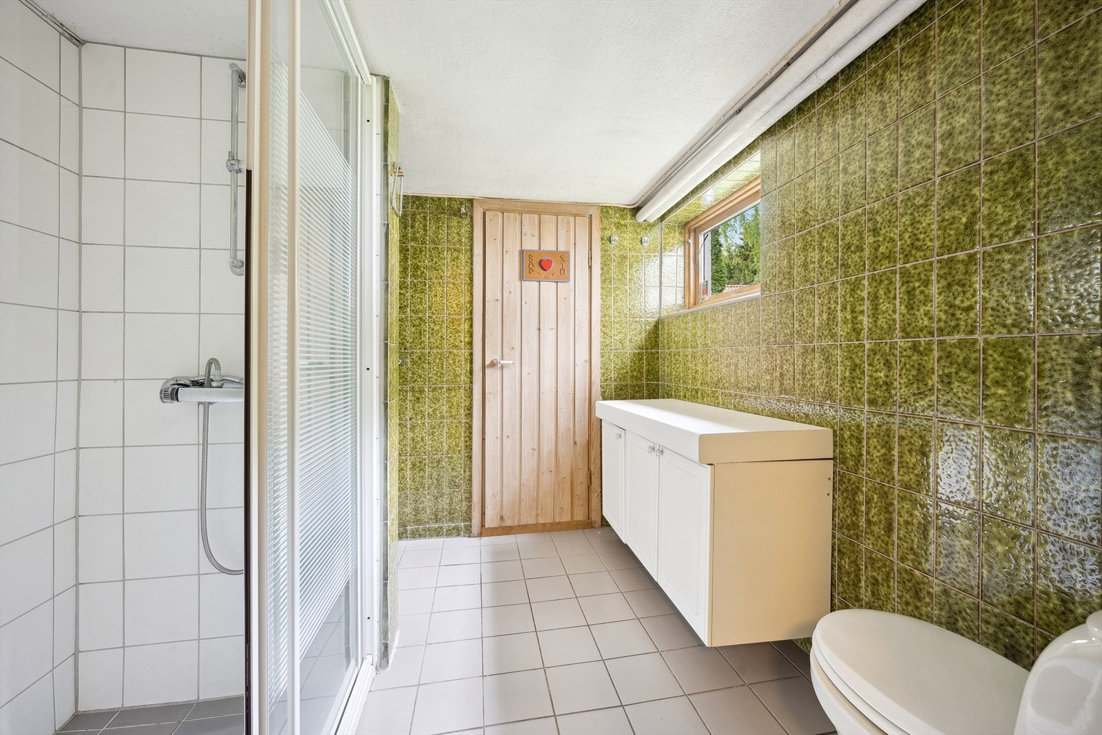 Dusjbad/wc i kjeller med tilknyttet badstue Galleribilde