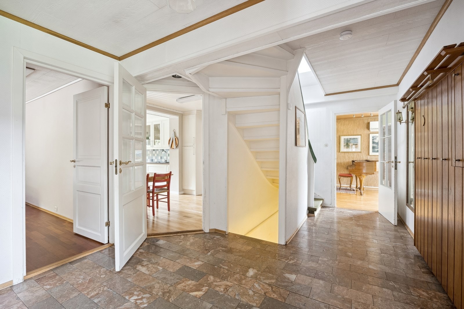 Romslig hall i 1. etasje med marmorfliser Galleribilde