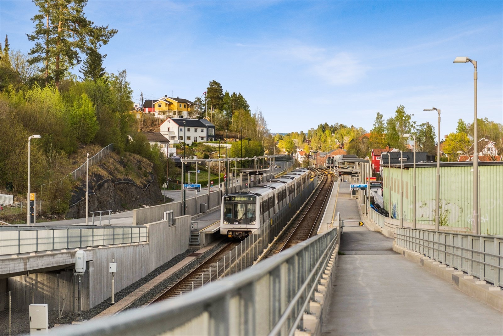 Gangavstand til T-bane ved Avløs stasjon og buss Galleribilde