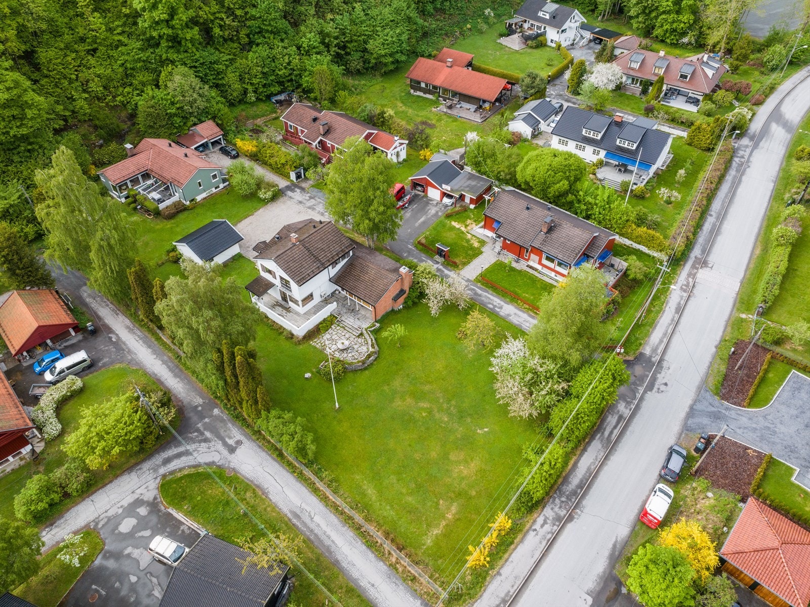 Flat fin hage - boligen ligger fint til inne i en liten stikkvei og blindvei Galleribilde