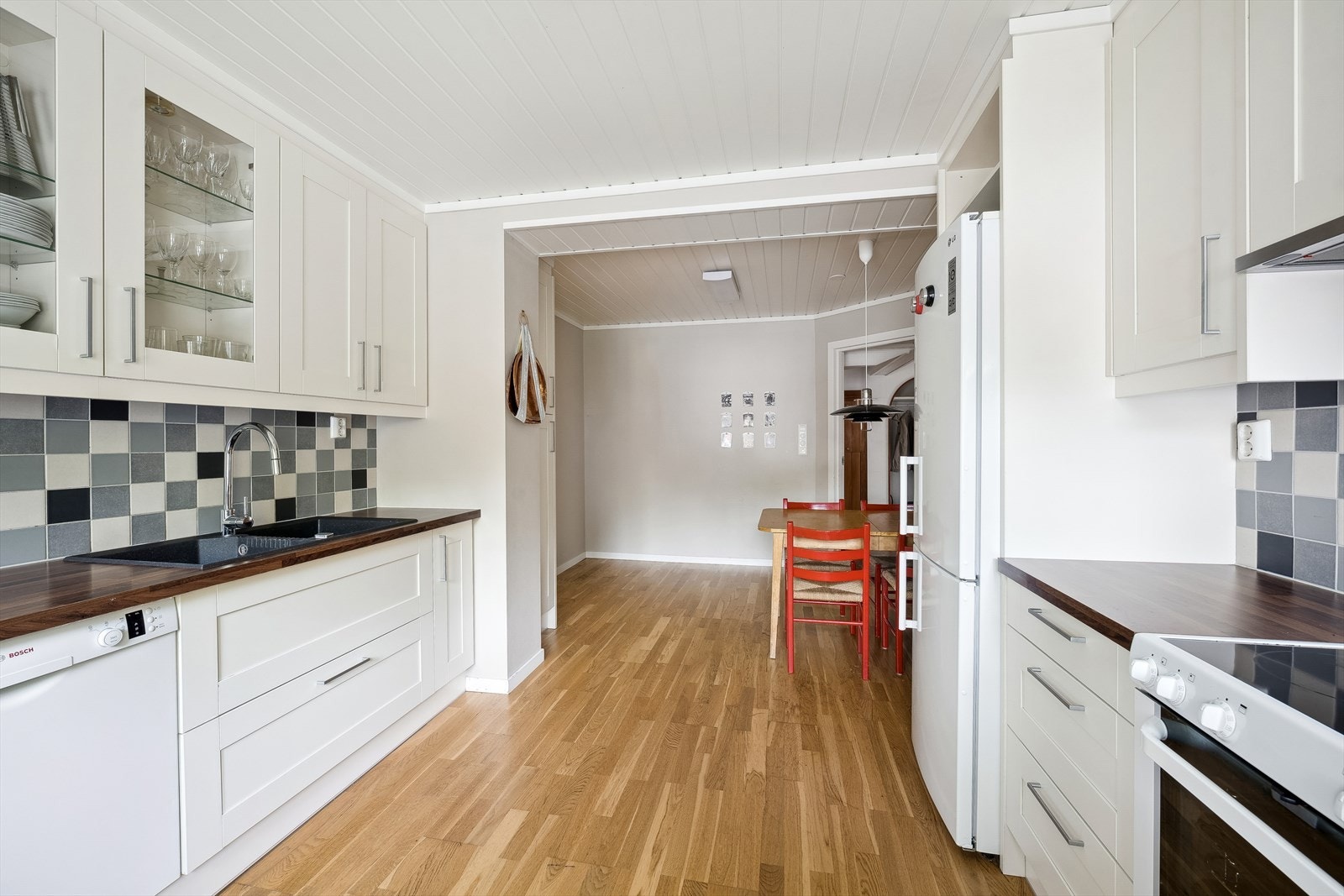 Sort kjøkken med spiseplass i bakkant Galleribilde