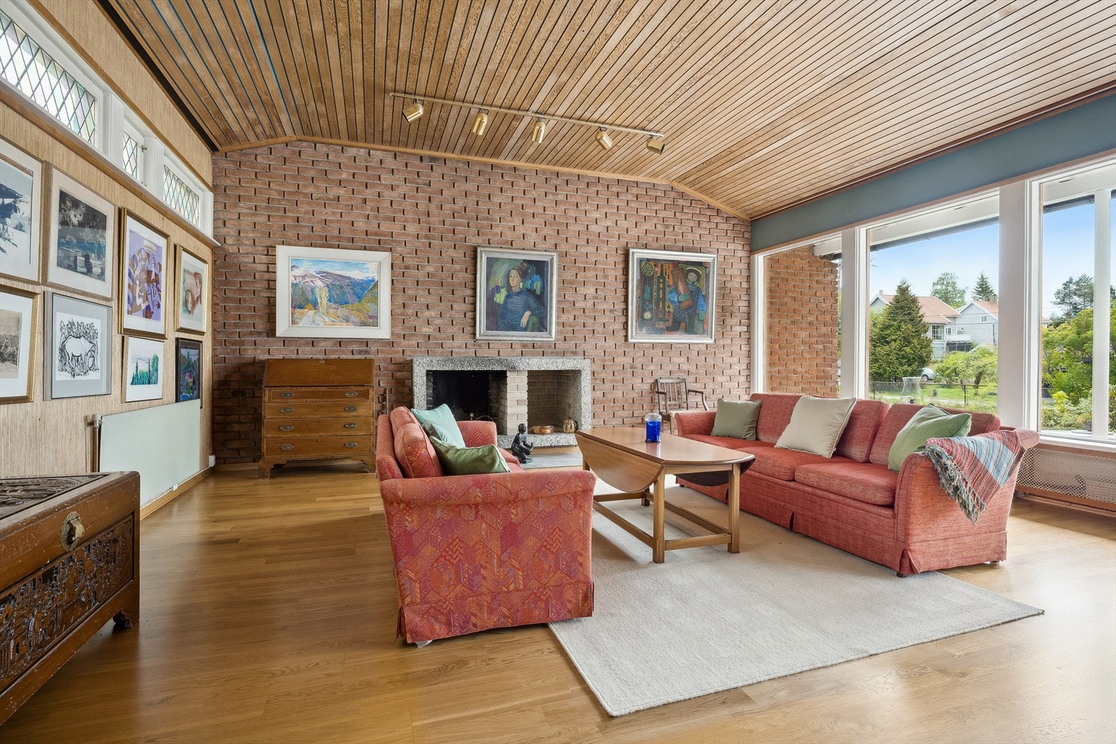 Hyggelig gruepeis og store vindusflater ut mot terrasse og hage Galleribilde