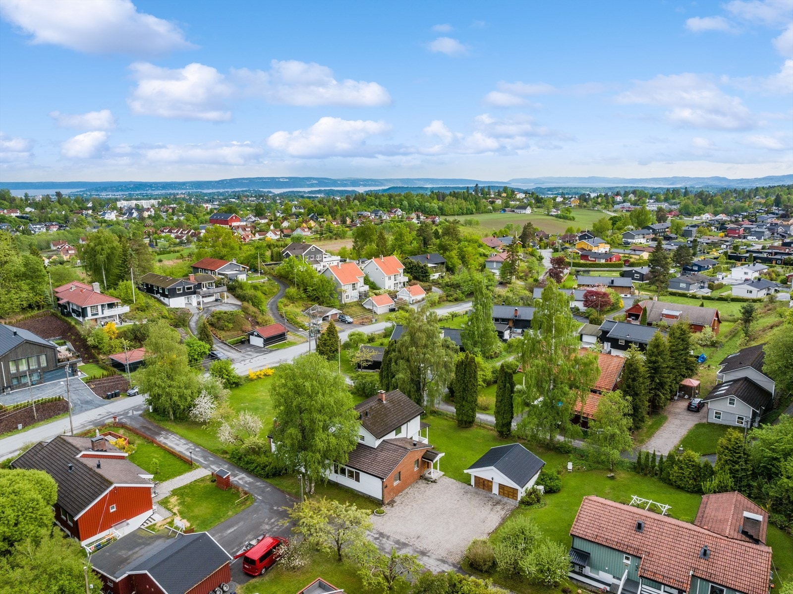 Fra nærområdet - eiendommen har en stor flat tomt på ca. 2 mål - stor stenlagt gårdsplass og dobbel garasje Galleribilde