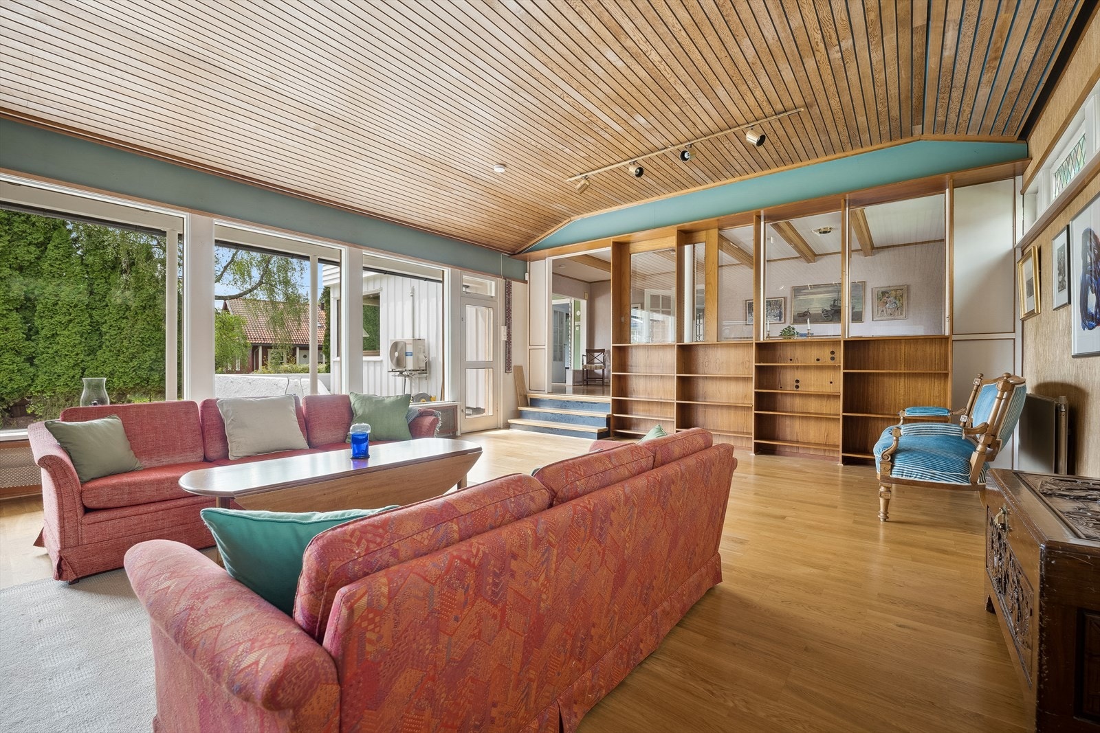 Fra storstuen - takhøyde på 3,15 - plassbygde bokhyller - glassvegg mot spisestue Galleribilde