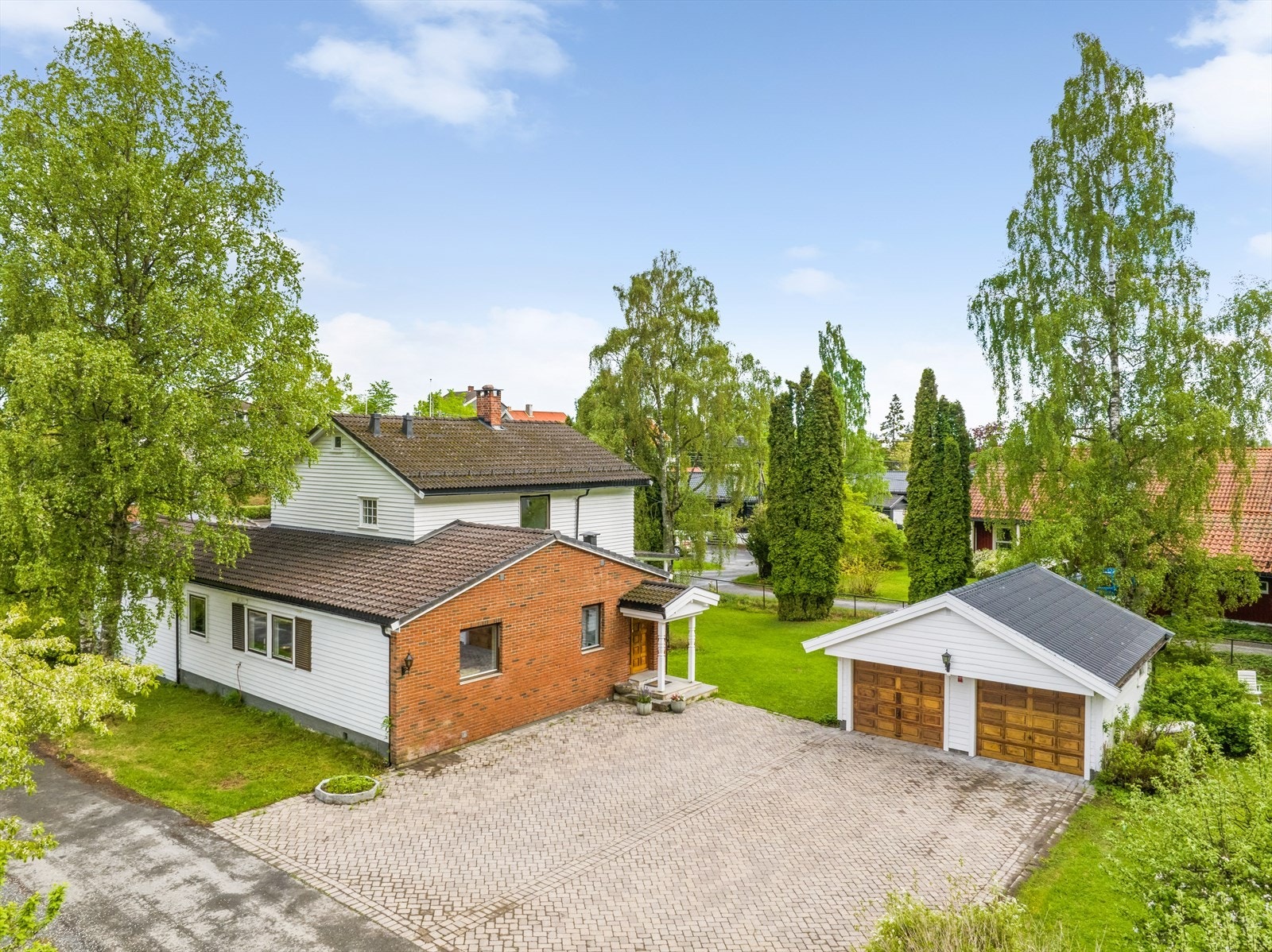 Godt med parkering på stor stenlagt gårdsplass - dobbelgarasje Galleribilde