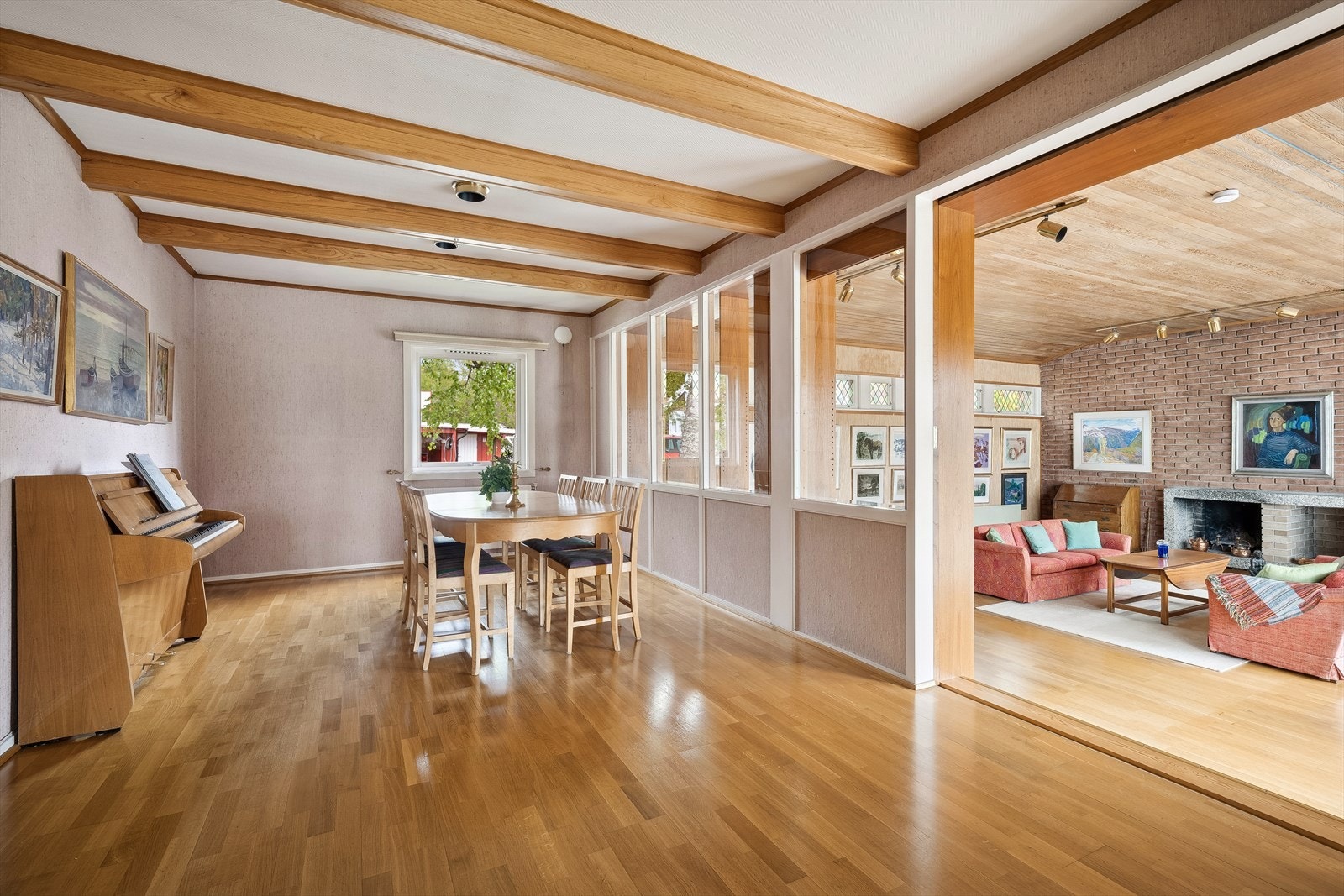 Spisestue vegg i vegg med kjøkken - 3 trappetrinn ned til storstuen Galleribilde