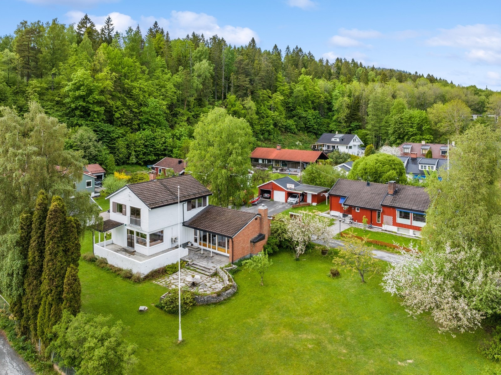 Staselig eiendom med flat tomt på ca. 2 mål - store uteplasser og terrasser Galleribilde
