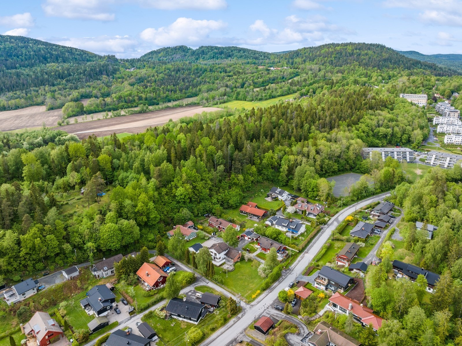 Boligen ligger fint til inne i en blindvei med nærhet til marka Galleribilde