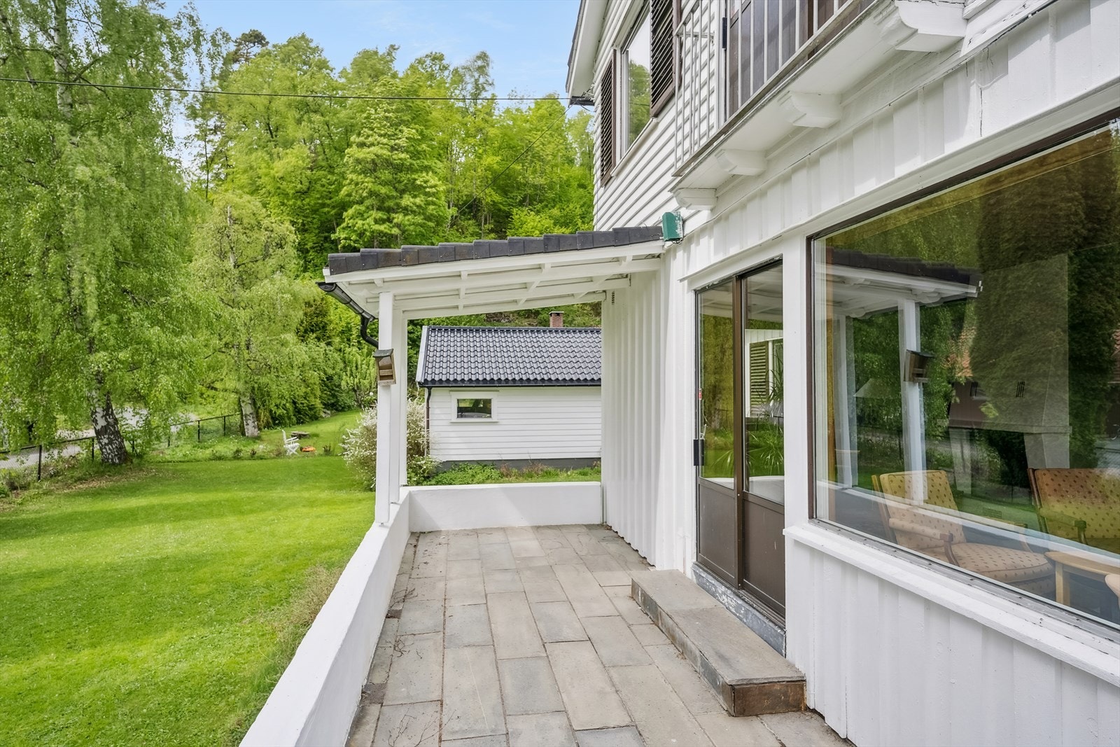 Boligen har flere helle-/skiferlagte uteplasser på ca. 50 kvm. med flere soner Galleribilde