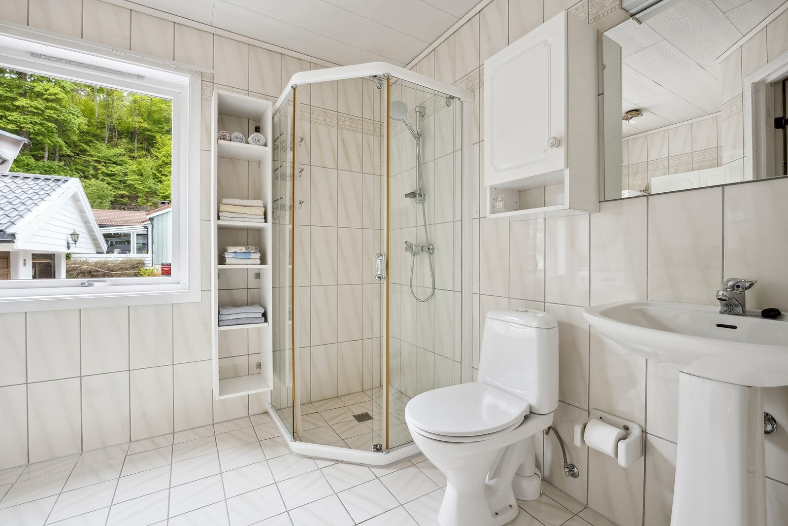 Dusjbad/wc/vaskerom i 1. etasje - fliser og varmekabler Galleribilde