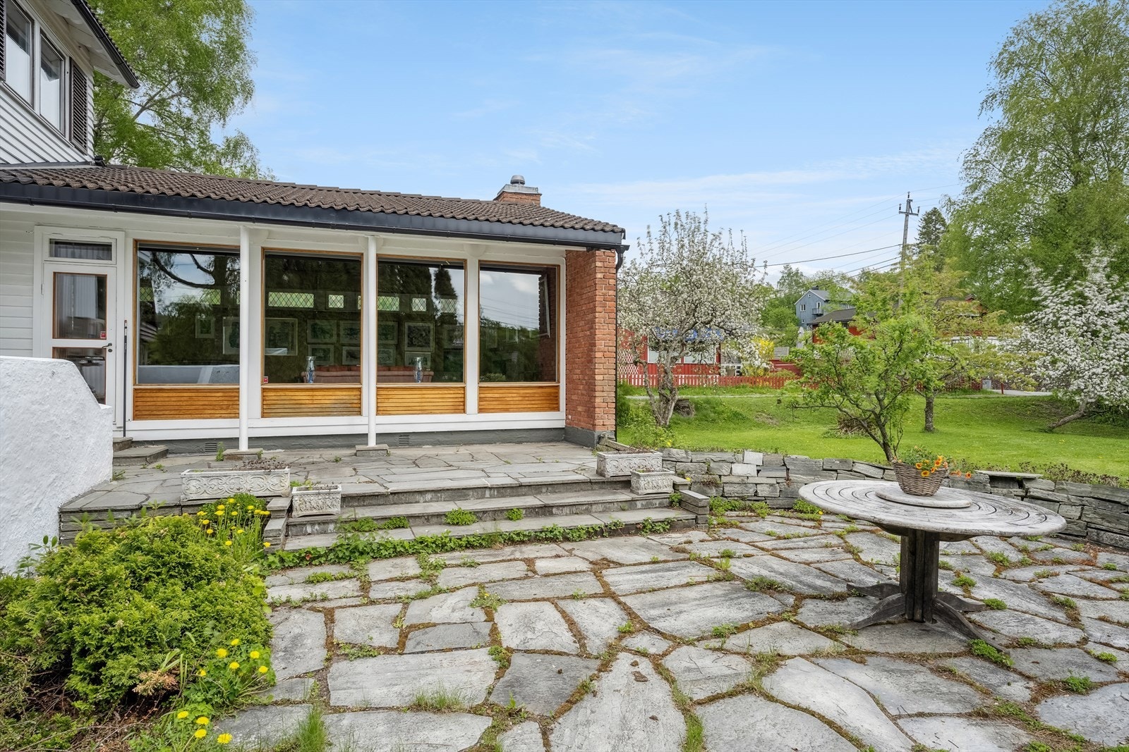 Store skiferlagte uteplasser på rundt 50 kvm. med adkomst direkte ut i hagen Galleribilde