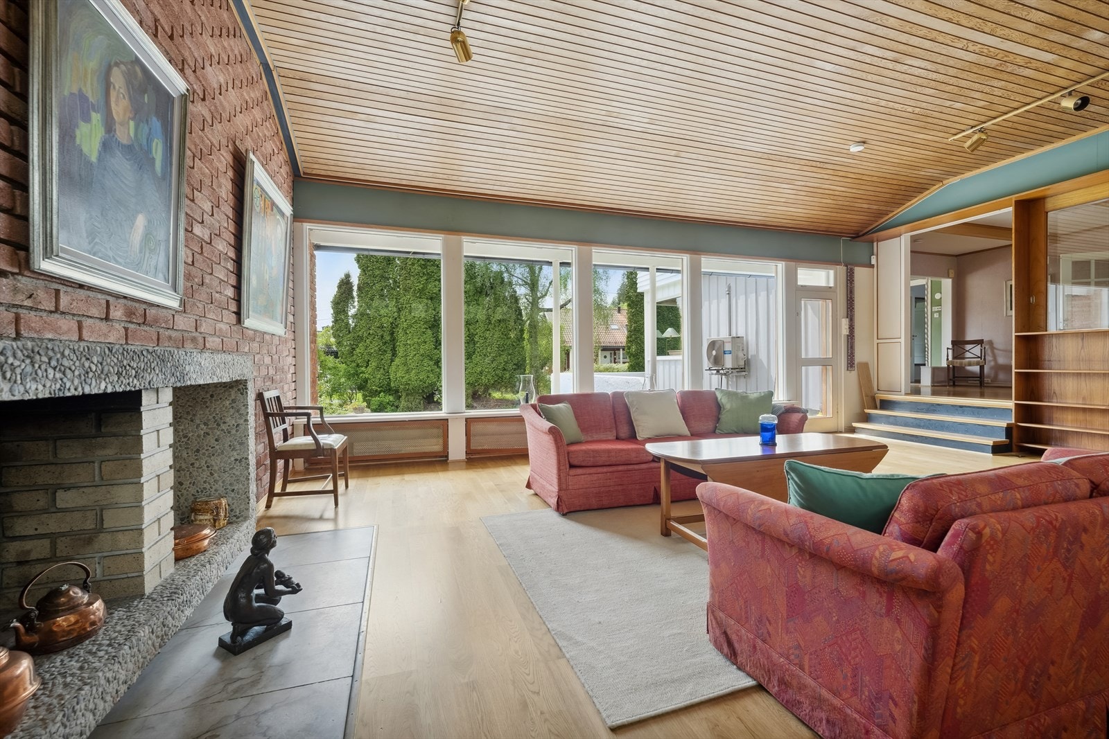 Store vindusflater gir godt med naturlig lys - utgang til terrasse og hage Galleribilde