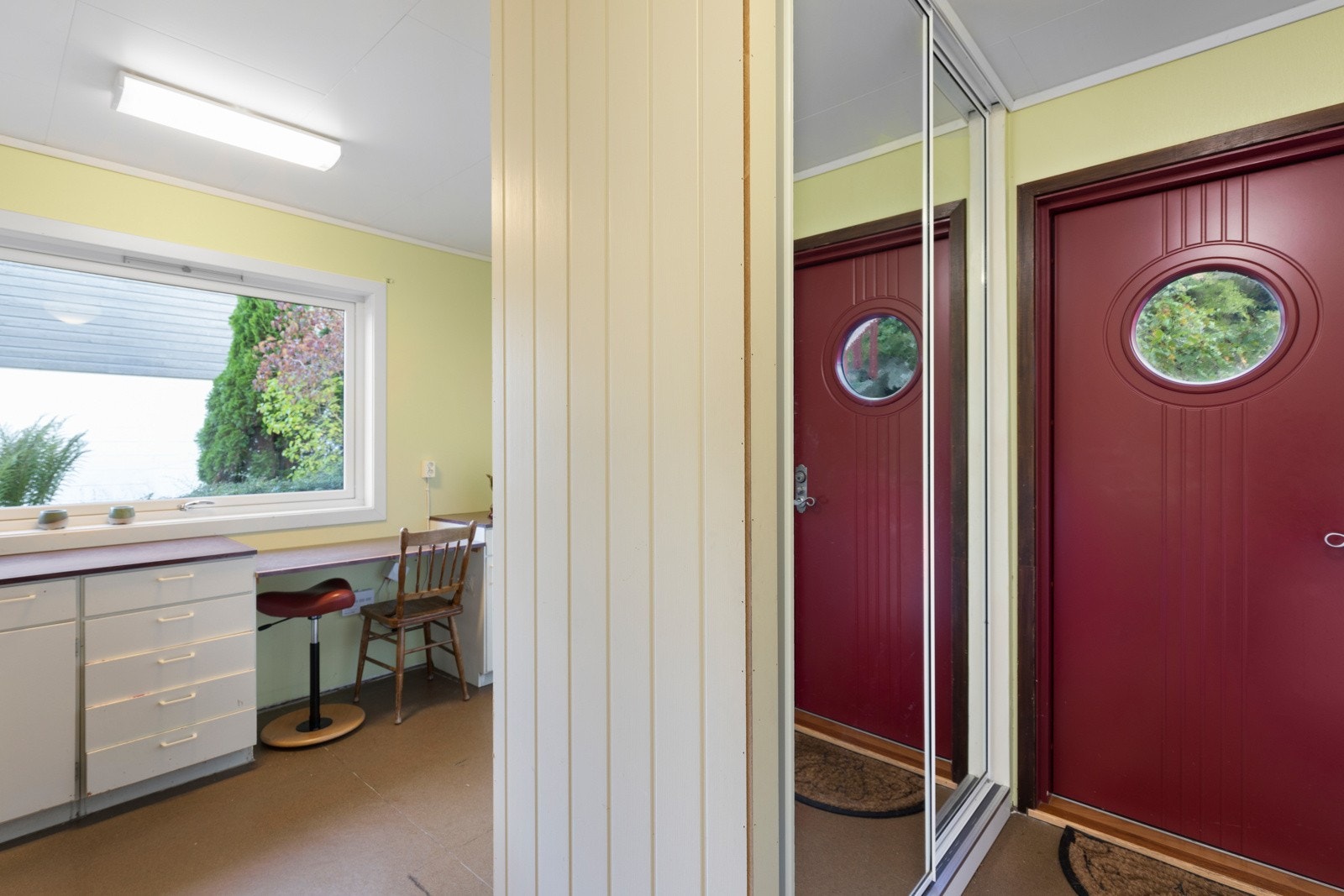 Fra kjøkkenet er det tilkomst til separat vaskerom. Rommet har belegg på gulv og malte flater på vegger, samt egen inngangsdør. Galleribilde