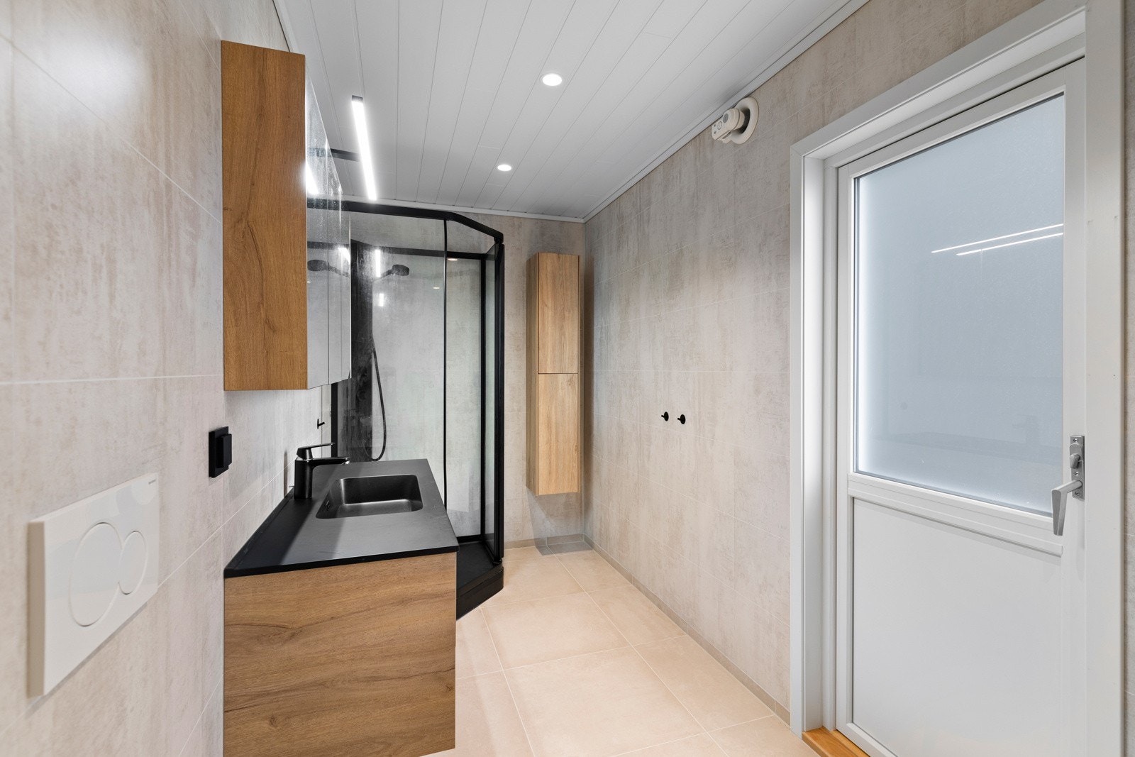 Badet i hovedetasjen ble oppusset i 2022. Rommet har flislagt gulvoverflate og våtromsplater på vegger. Galleribilde