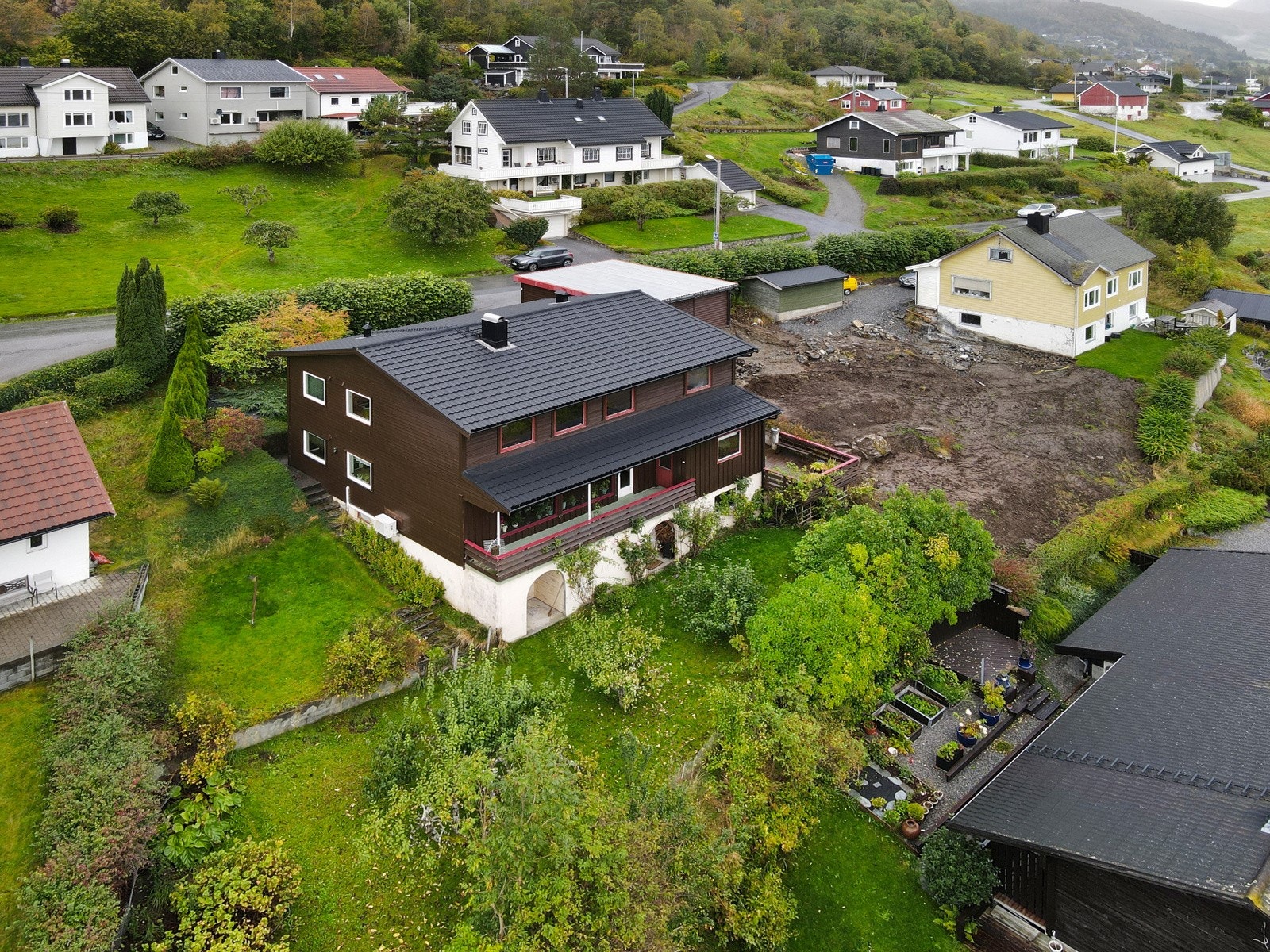 Dette er en meget stor og innholdsrik bolig godkjent med to boenheter. Galleribilde