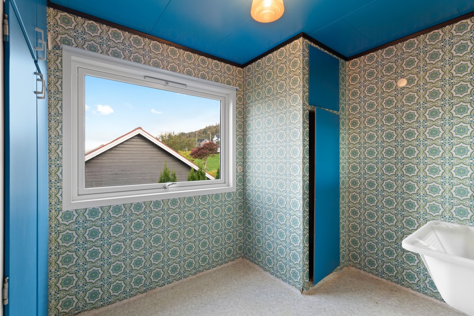 Separat vaskerom med standard fra byggeår. Rommet har belegg på gulv, tapet på vegger og er utstyrt med vegghengt skyllekar og opplegg for vaskemaskin. Galleribilde