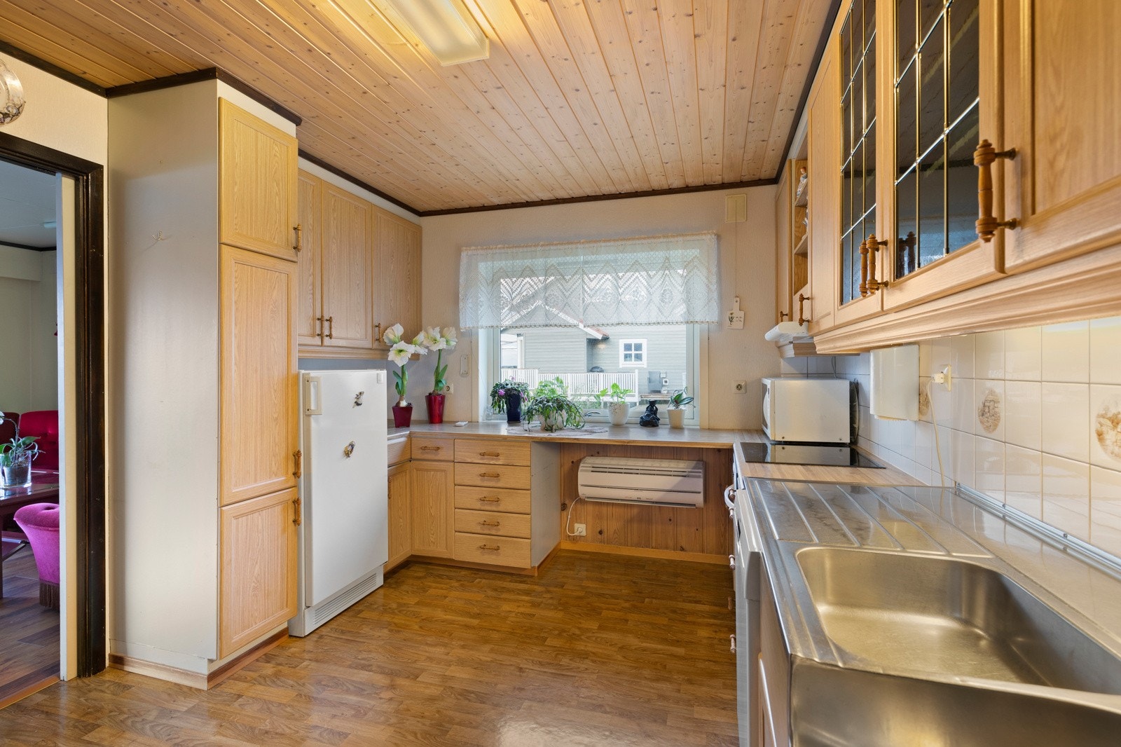 Fra stue er det tilkomst til kjøkken med innredning i profilerte fronter. Galleribilde