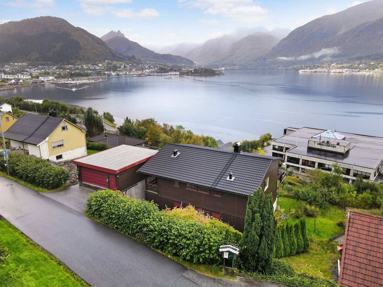 Her er det utsikt mot fjord og fjell. Galleribilde