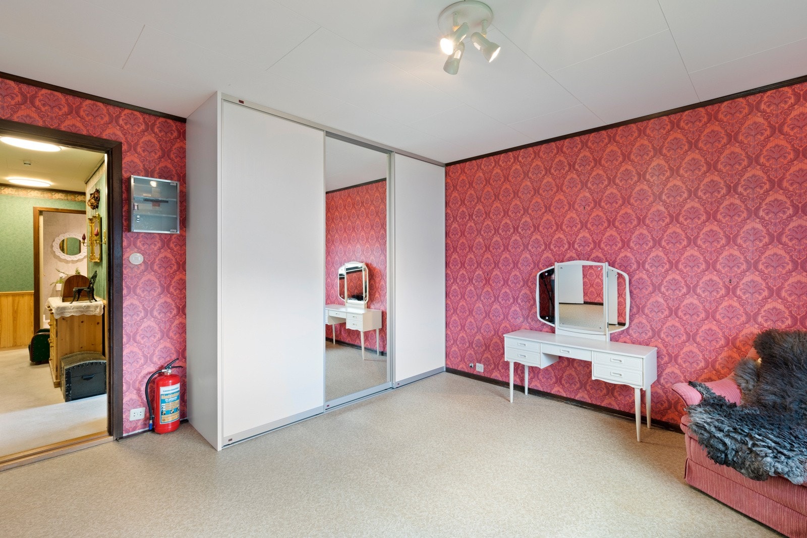 Begge rommene har plass til både seng- og garderobeløsninger. Galleribilde