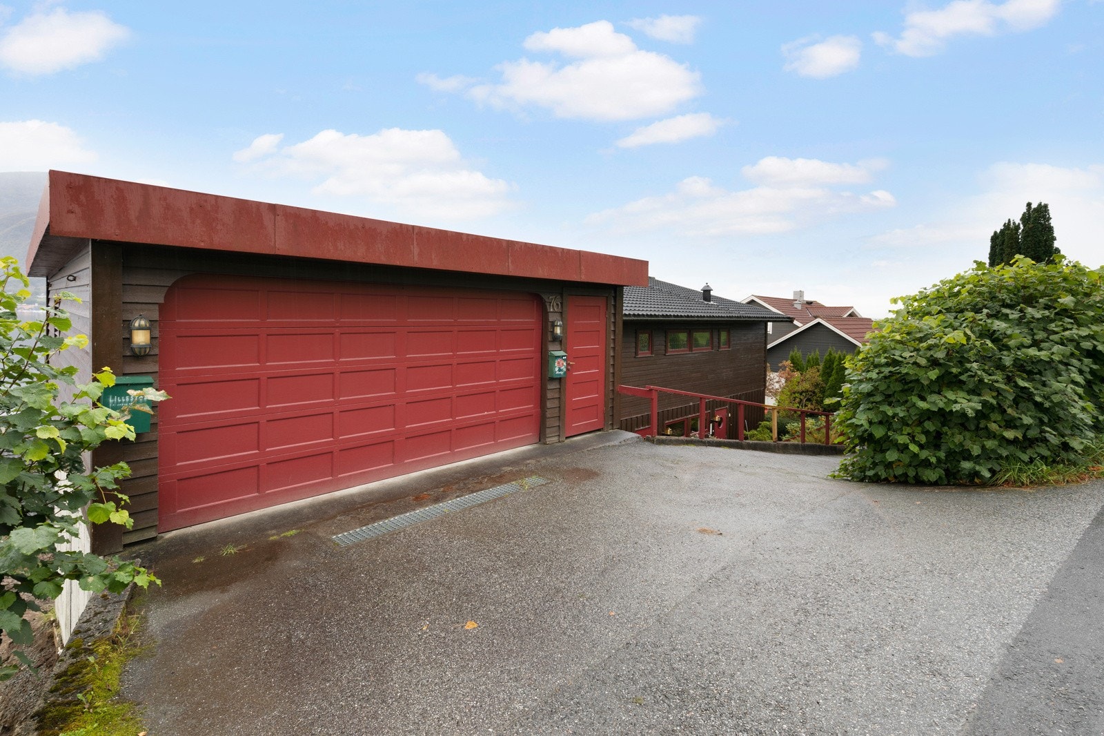 Garasje på 44 kvm med 20 kvm bod i kjelleretasjen. Galleribilde