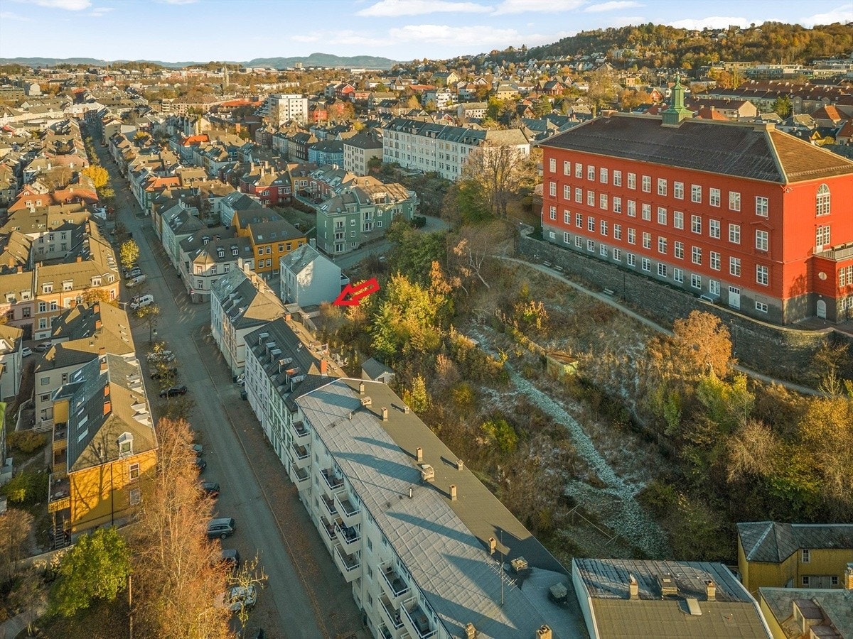 Sentral beliggenhet, med unik tilgang på hage. Galleribilde