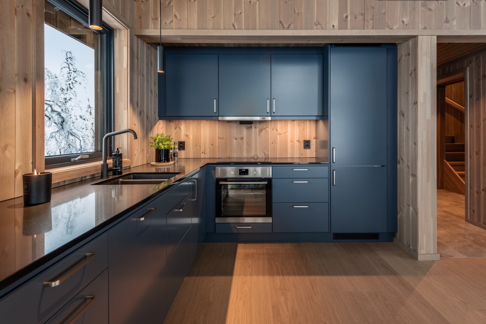 Stilfullt kjøkken fra Epoq, med benkeplate i stein Galleribilde