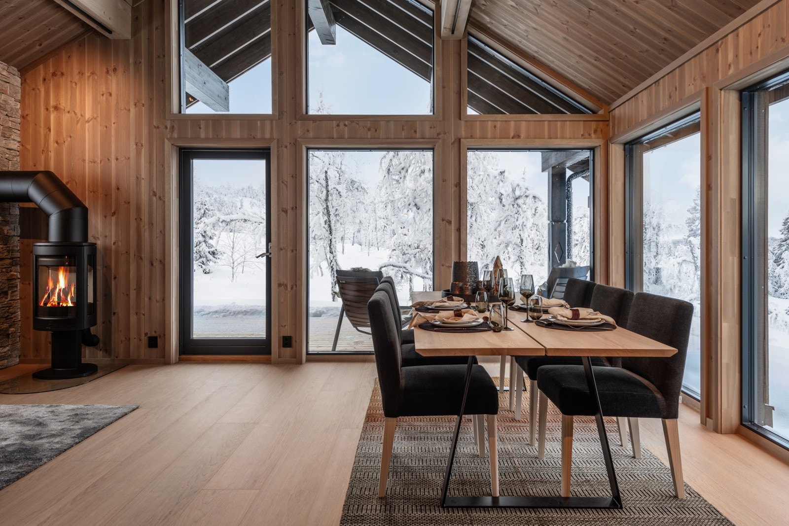 Hytta har store vindusflater mot både utsikt og nær natur Galleribilde