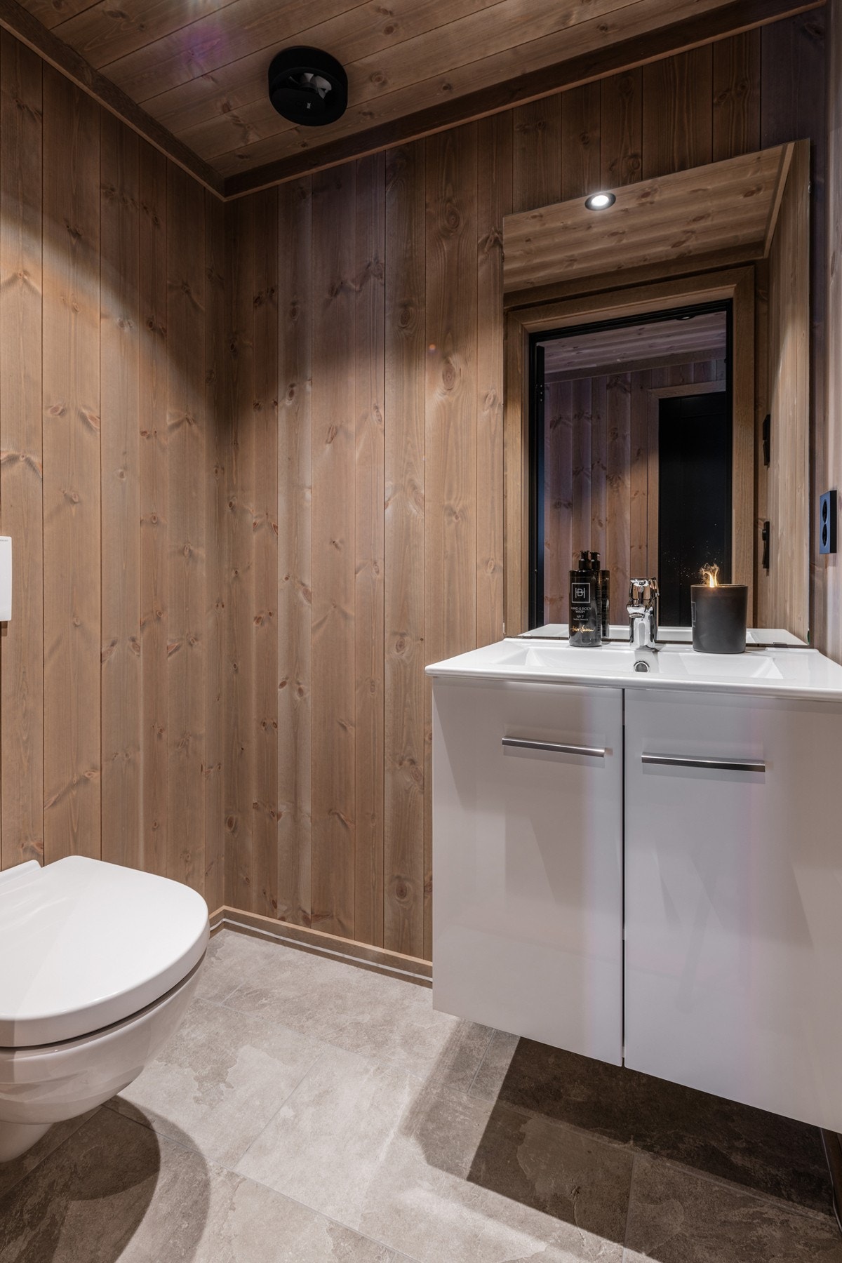 Ekstra toalettrom med vegghengt toalett og baderomsinnredning Galleribilde