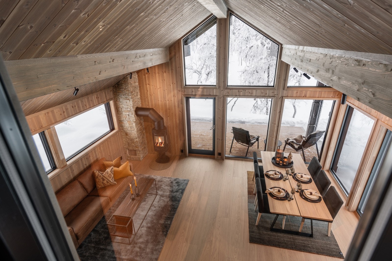 Adskilt fra stua, men vinduene gir likevel utsyn og naturlig lys Galleribilde