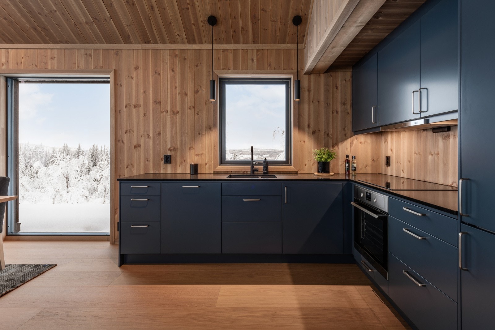 God benke- og skapplass. Overskap i takhøyde Galleribilde