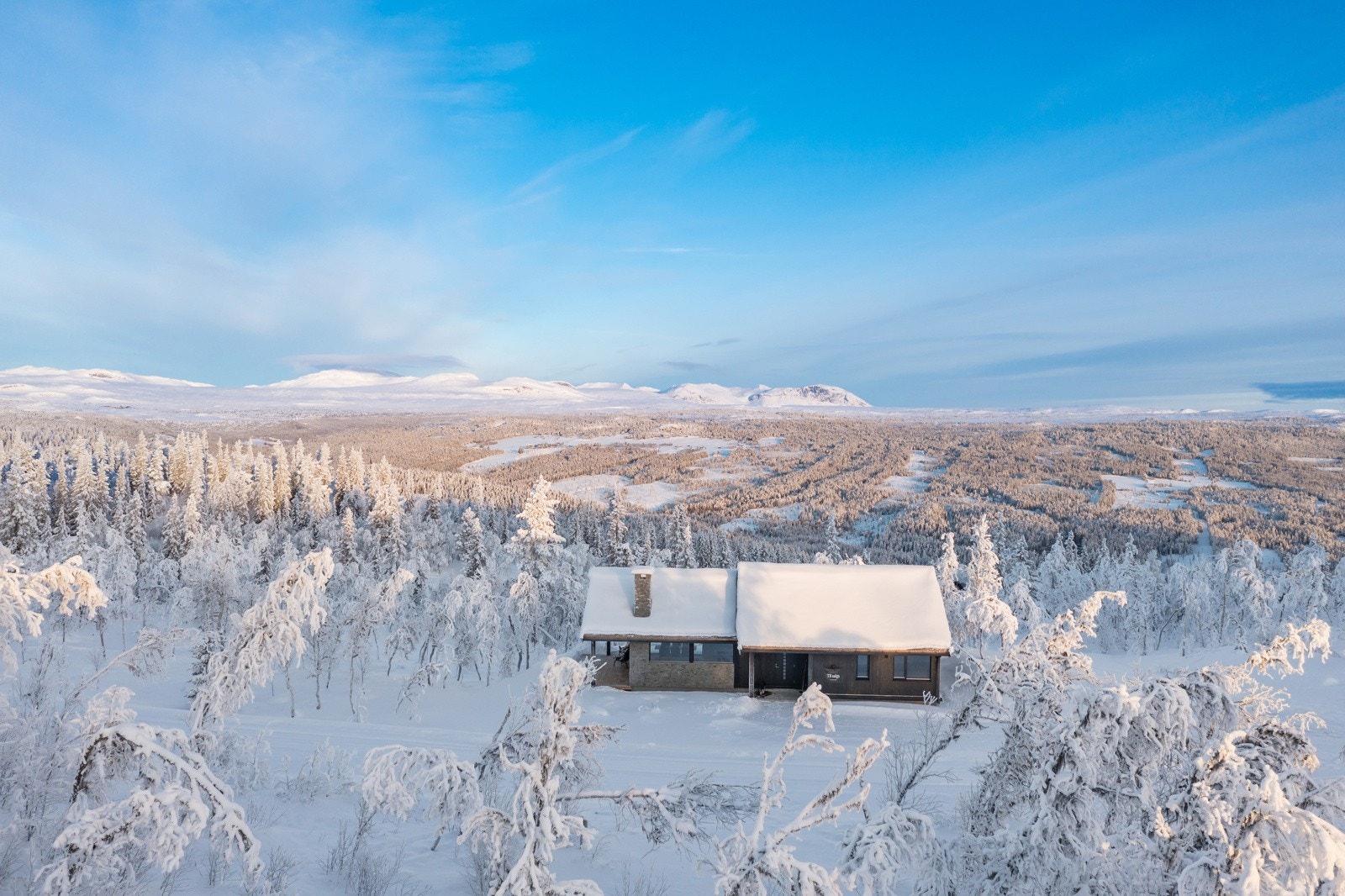 Nydelig utsikt mot Reineskarvet, Lauvdalsbrea, Blåbergi, Svaraberg, Såta, Grytingen og Skogshorn Galleribilde