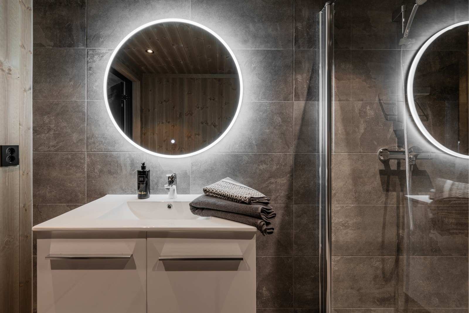 Baderomsinnredning med speil og lys over Galleribilde