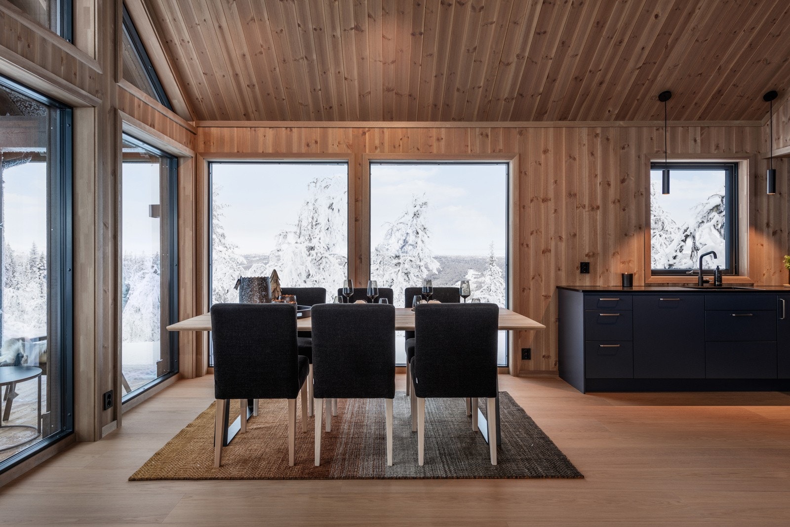 Spisestue i lys og fin atmosfære, og med flott utsikt Galleribilde