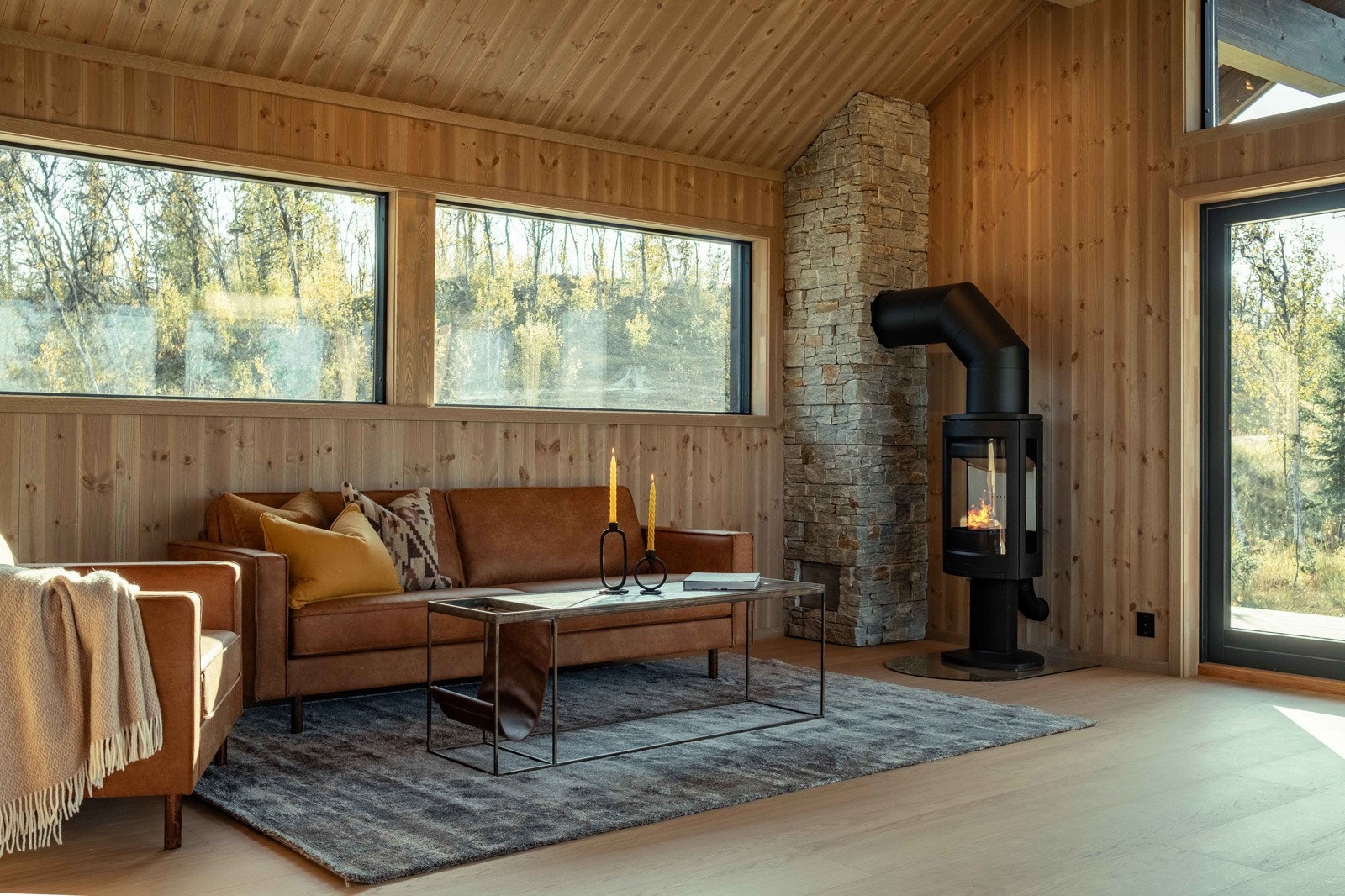 Stua har dør ut mot overbygd vestvendt terrasse Galleribilde