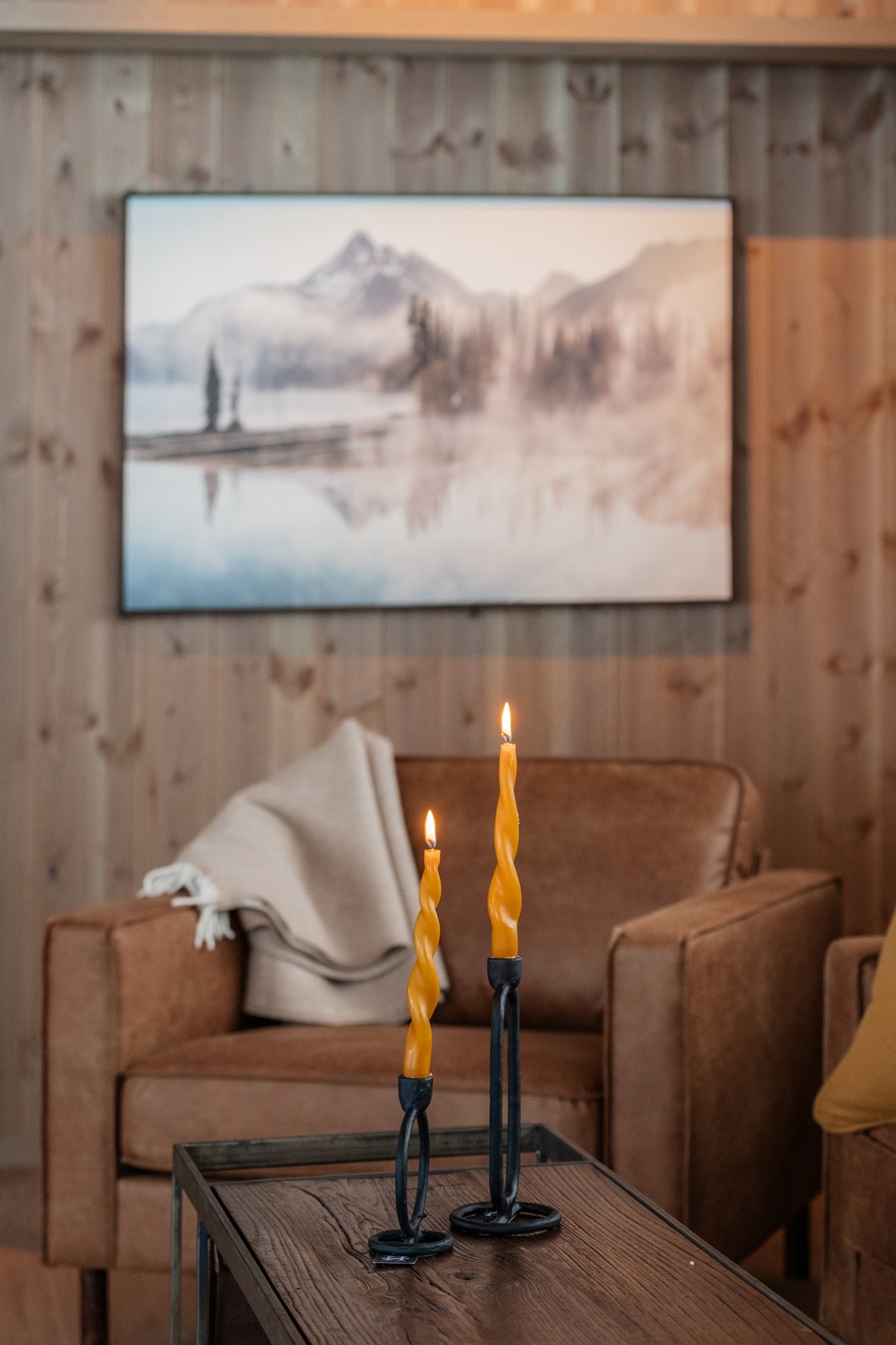 Detalj : beiset slettpanel på veggene har ulike bredder for å skape mer liv Galleribilde