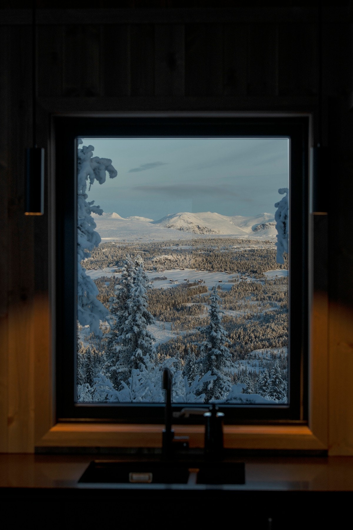 Drøm deg bort med flott utsikt mens du lager mat Galleribilde