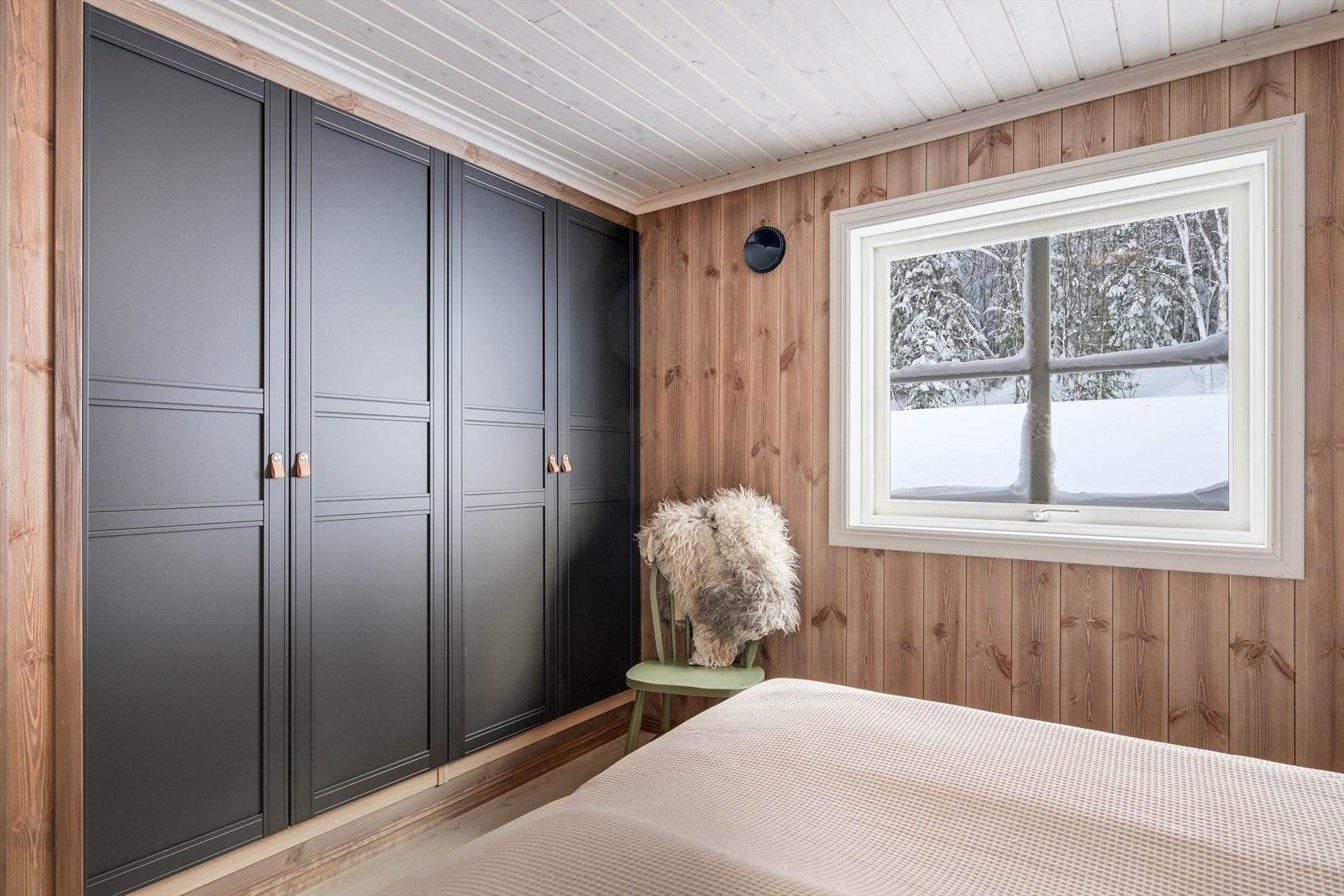 Alltid praktisk med god skapplass på soverommet Galleribilde