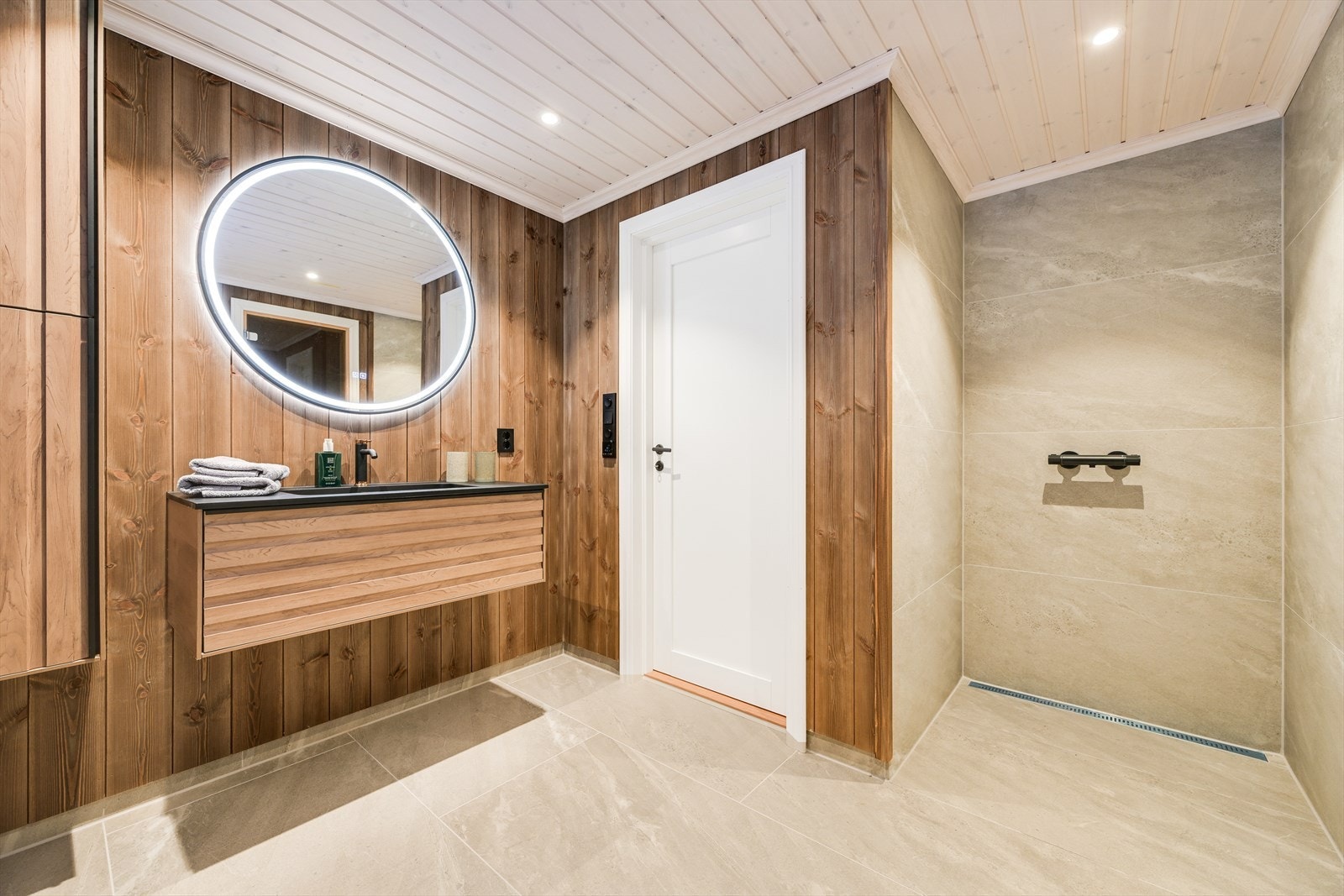 Badet som er utstyrt med lekker innredning, dusjnisje, wc og inngang til badstue Galleribilde