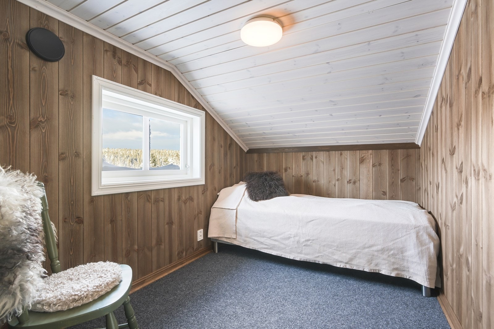 Et ekstra hemsrom som ofte benyttes som soverom, selvom det ikke er godkjent for dette. Digitalt møblert bilde Galleribilde