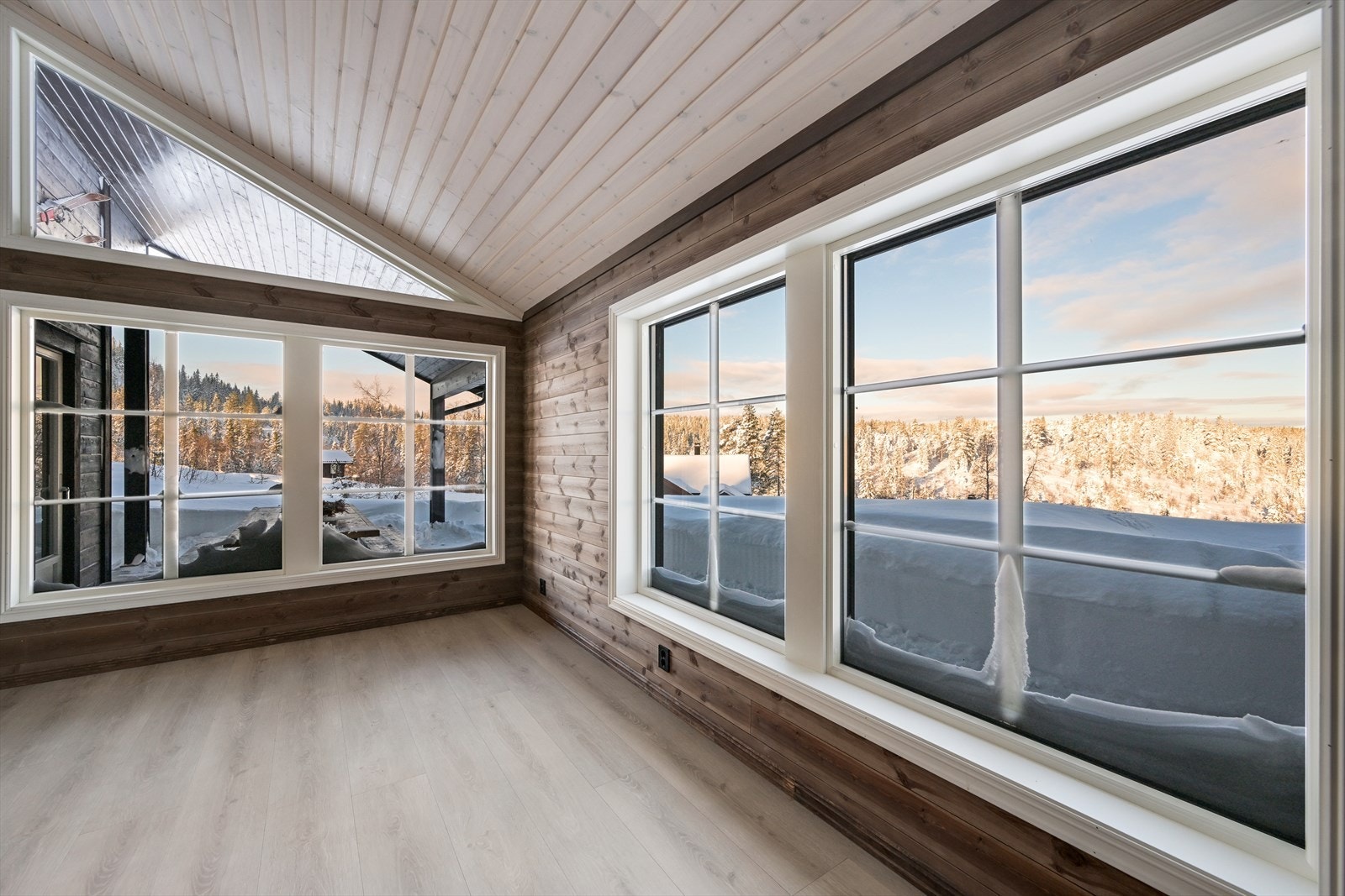 Store vindusflater gir både godt lys og hyggelig utsyn Galleribilde