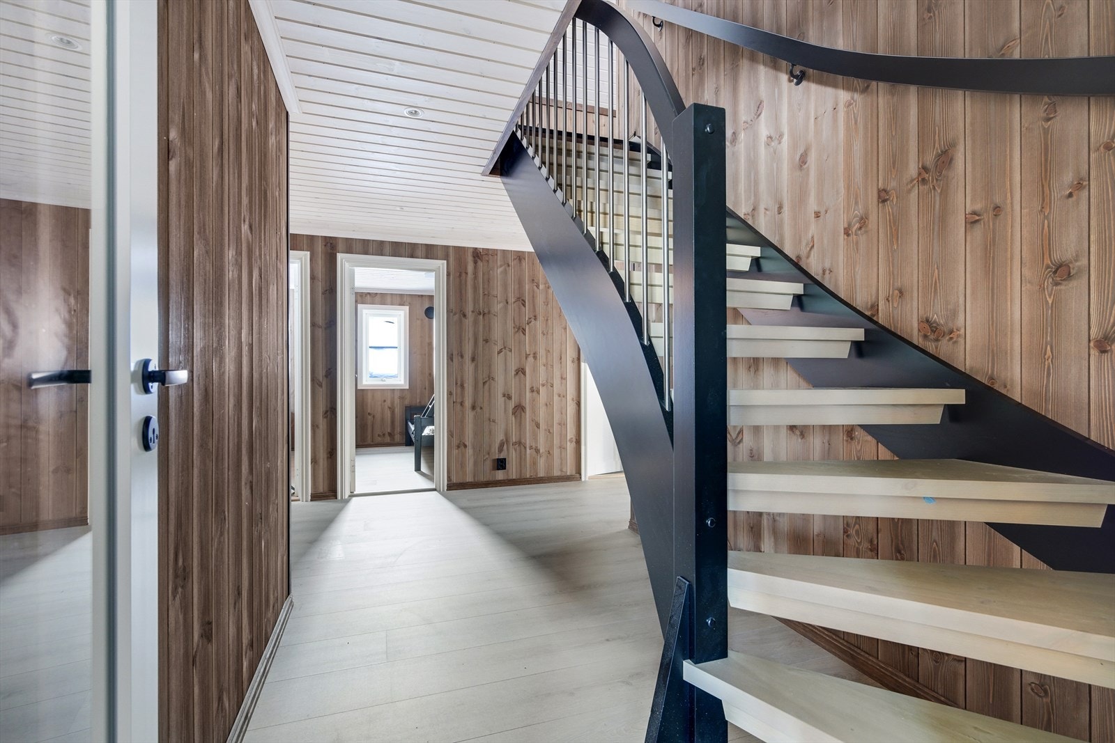 Trapp fra gangen opp til hemsen Galleribilde