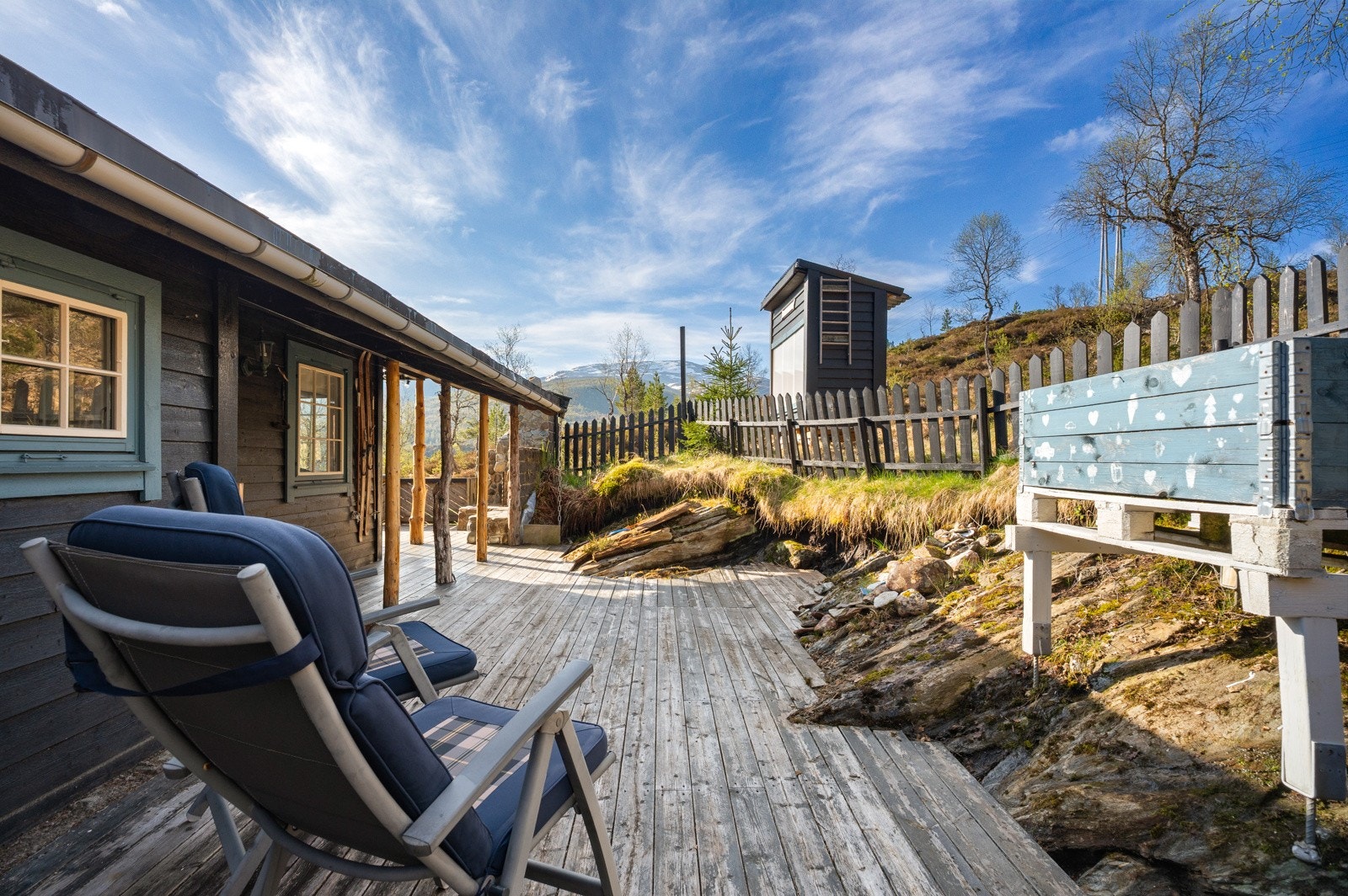 Romslig terrasse rundt halve hytta, her kan man bevege seg rundt etter solens gang. Galleribilde