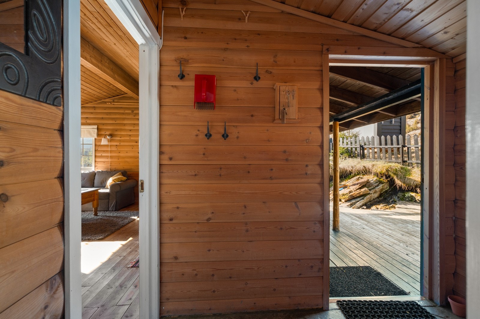 Hyttens innvendige kvaliteter har gjennomgående lik standard på overflater, med trepanel på vegger og i tak, og tregulv. Galleribilde