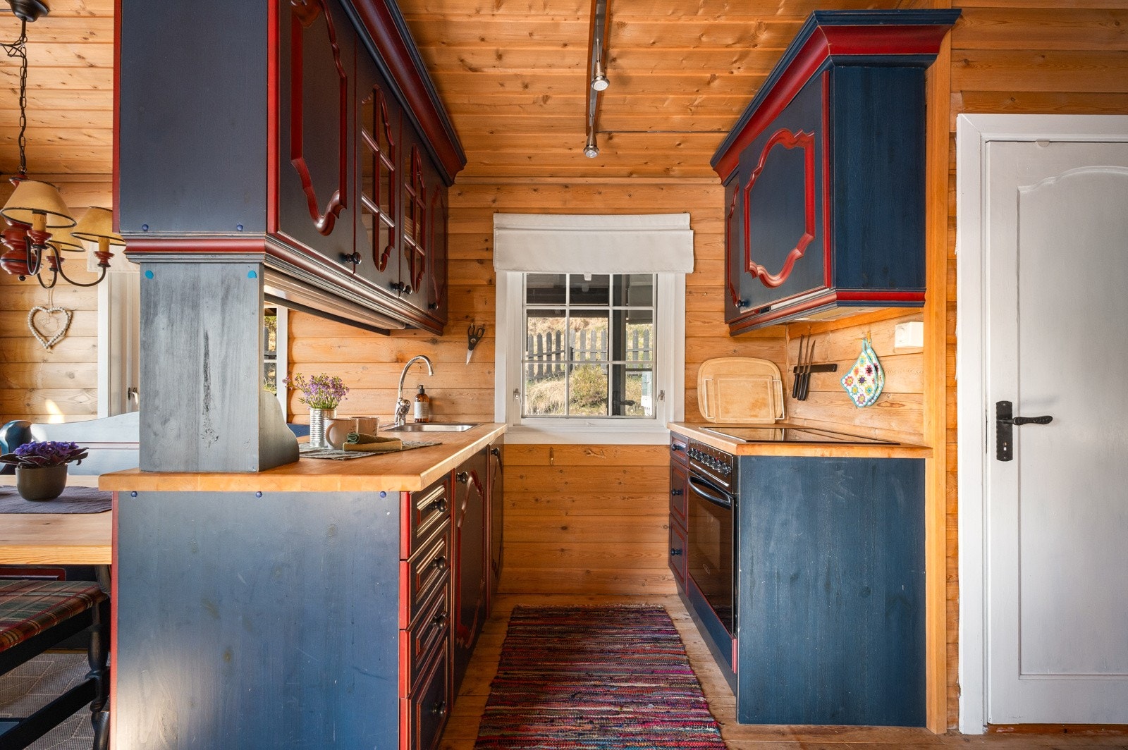 Kjøkkenet ble pusset opp tilbake i 2005 og har bl.a. integrert kjøleskap og stekeovn med keramisk topp. Enkel vask utstyrt med ett-greps blandebatteri og ventilator over komfyr med avtrekk direkte til friluft. Galleribilde