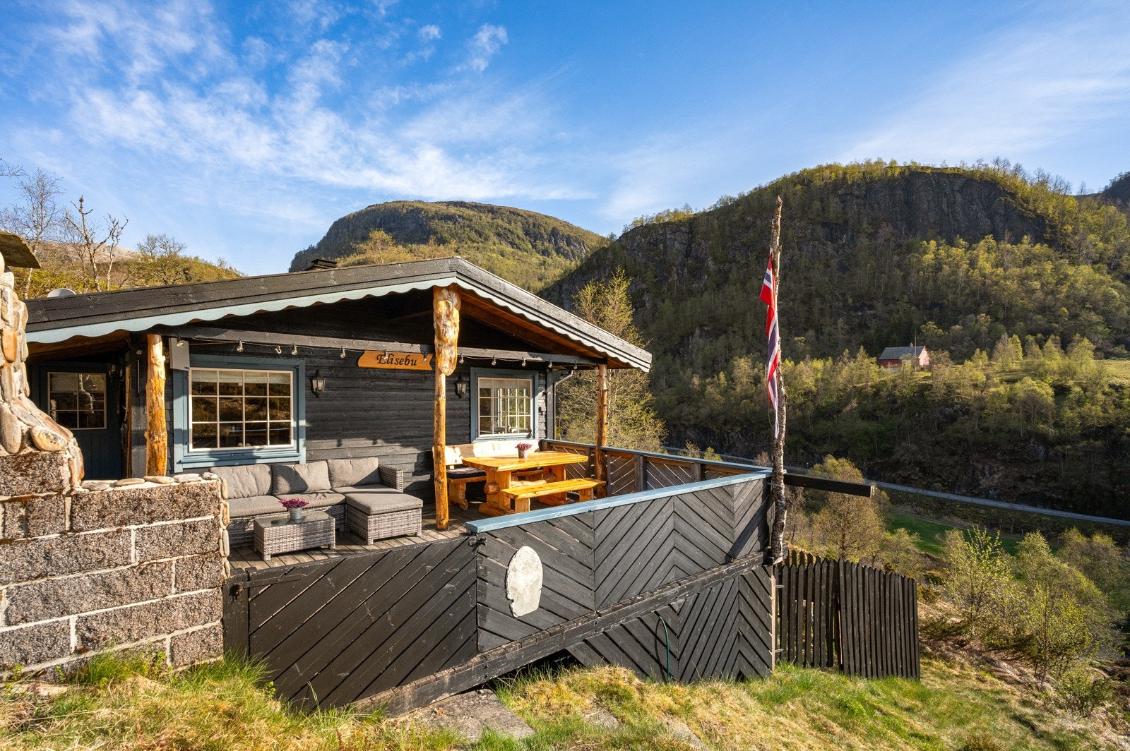 Hytta ligger fint i terrenget og har en god planløsning. Galleribilde