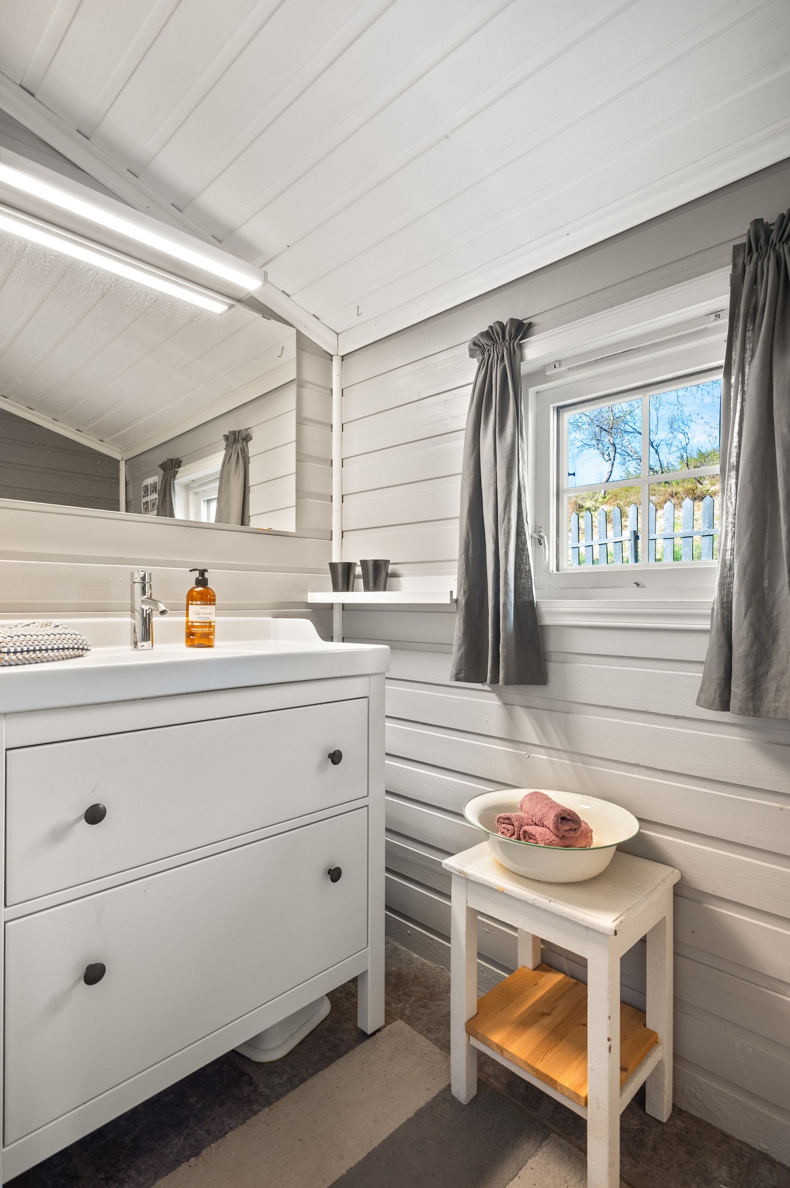 Toalettrom som er utstyrt med Cindarella forbrenningstoalett. Badet har skuffeseksjon med nedfelt vask og speil med lysarmatur. Galleribilde