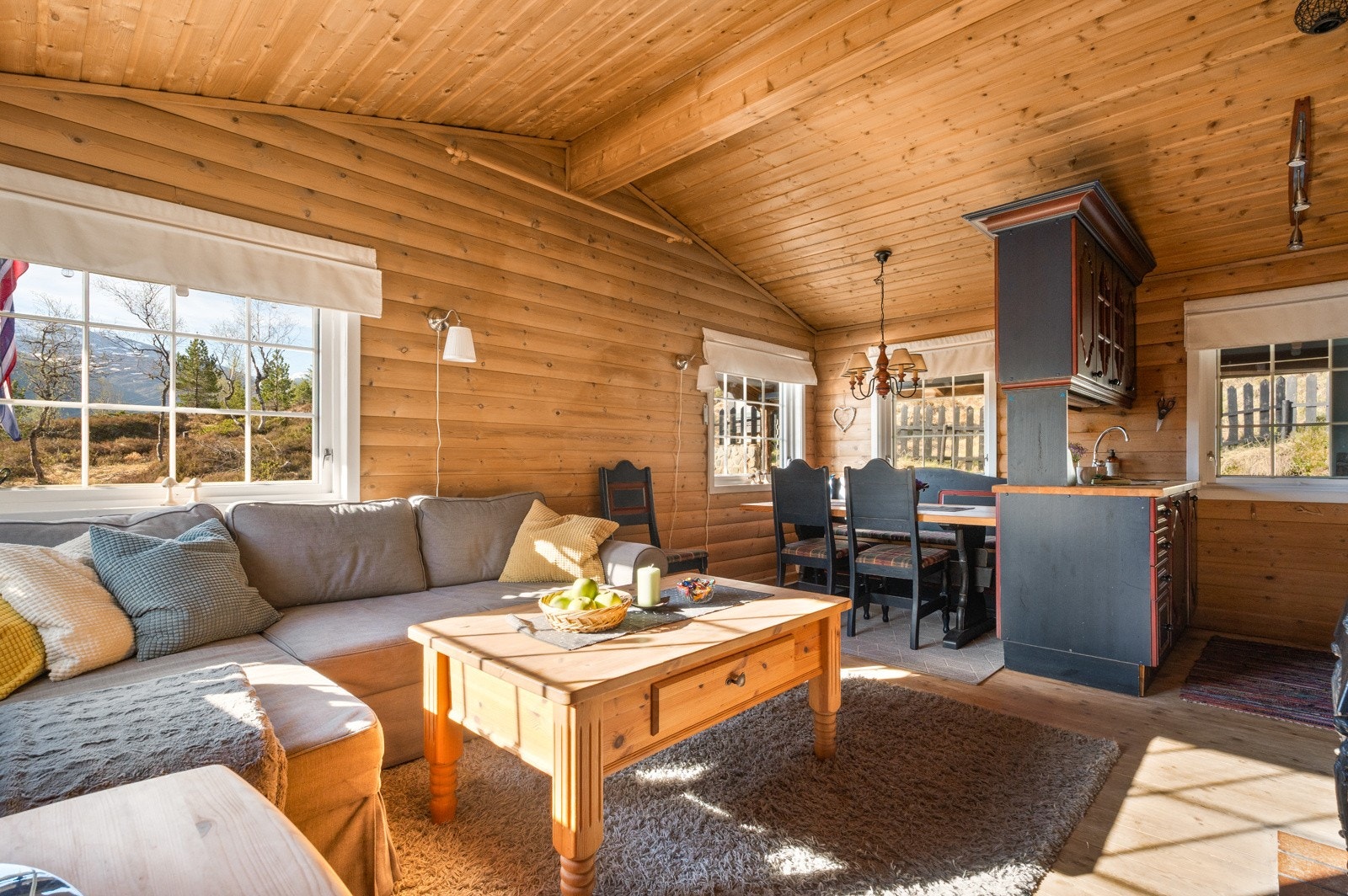 Meget koselig stue med høyt under taket og plass til møblering med spisebord og sofagruppe. Galleribilde