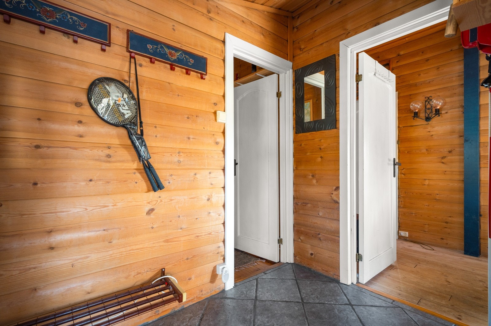 Velkommen inn! Entré med flislagt gulv og god plass til oppheng av yttertøy. Galleribilde