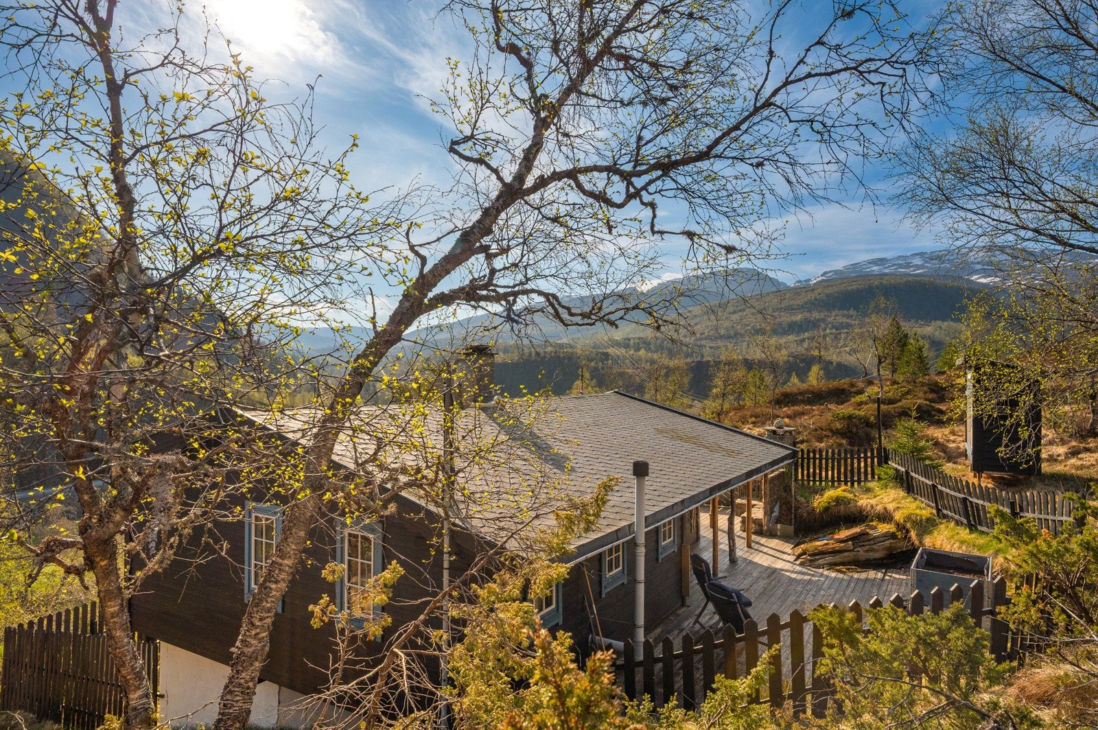 Naturskjønn og attraktiv beliggenhet med gode sol- og utsiktsforhold. Galleribilde