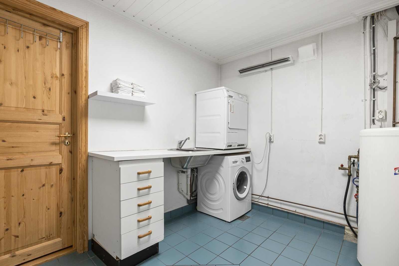 Vaskerom fra byggeå med fliser på gulv, malte flater på vegg og malt panel i tak Galleribilde